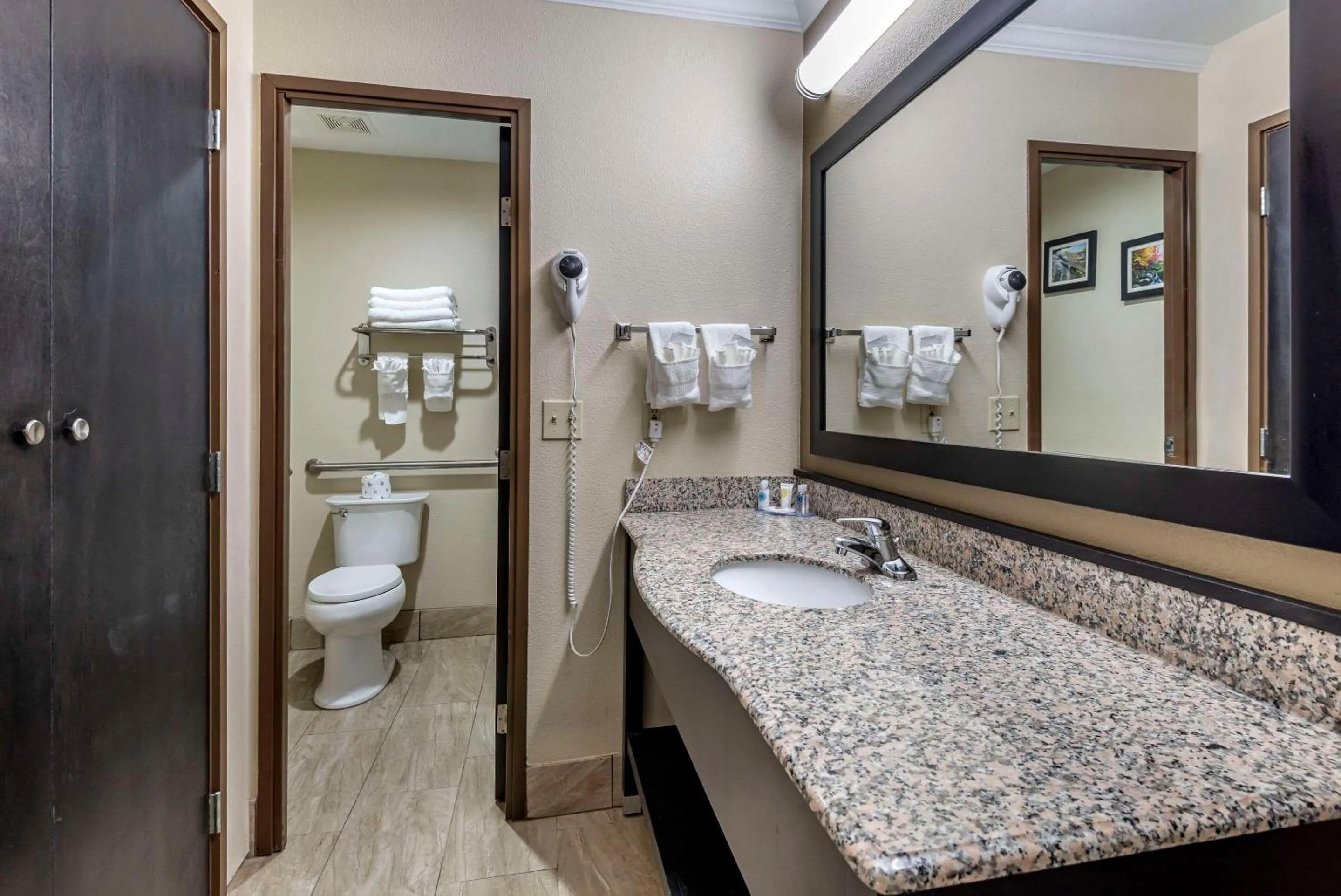 Bedroom in Comfort Inn Asheville East-Blue Ridge Pkwy Access