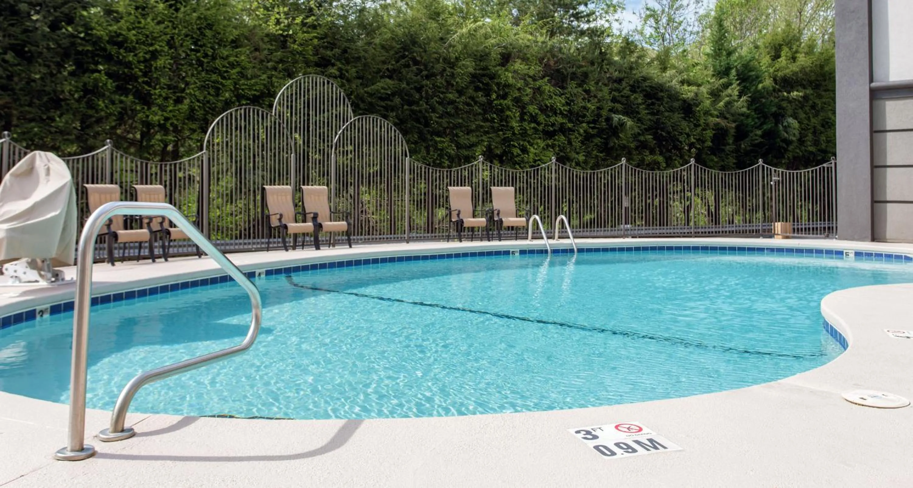 Swimming pool in Comfort Inn Asheville East-Blue Ridge Pkwy Access