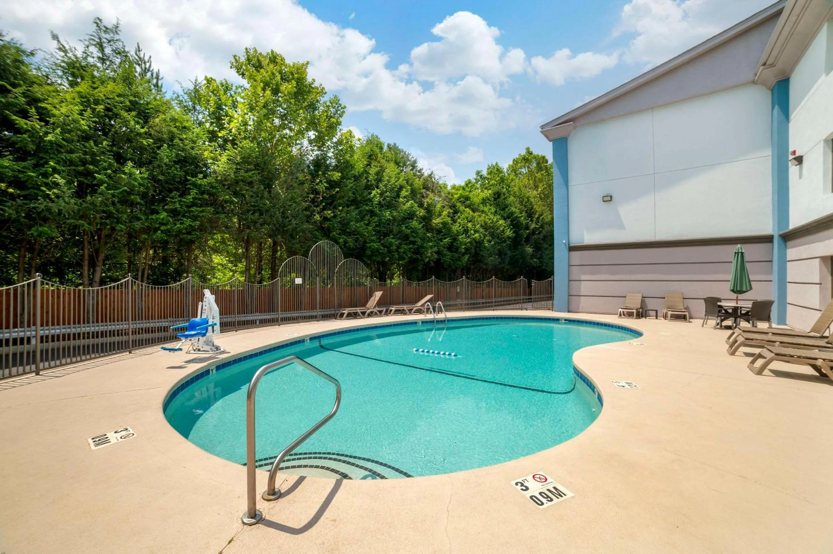 Swimming pool in Comfort Inn Asheville East-Blue Ridge Pkwy Access