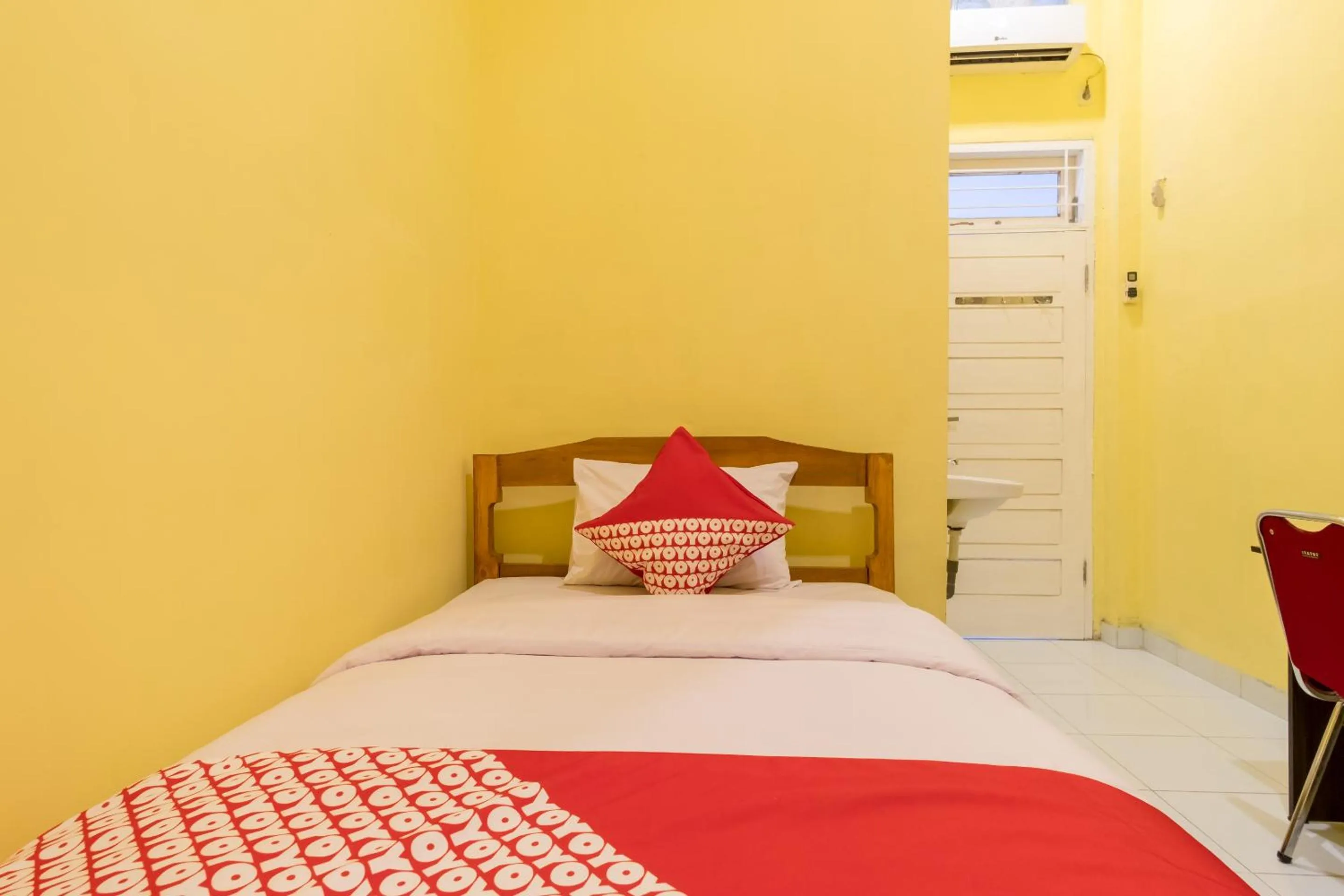 Bedroom in OYO 447 Hutasimo Residence