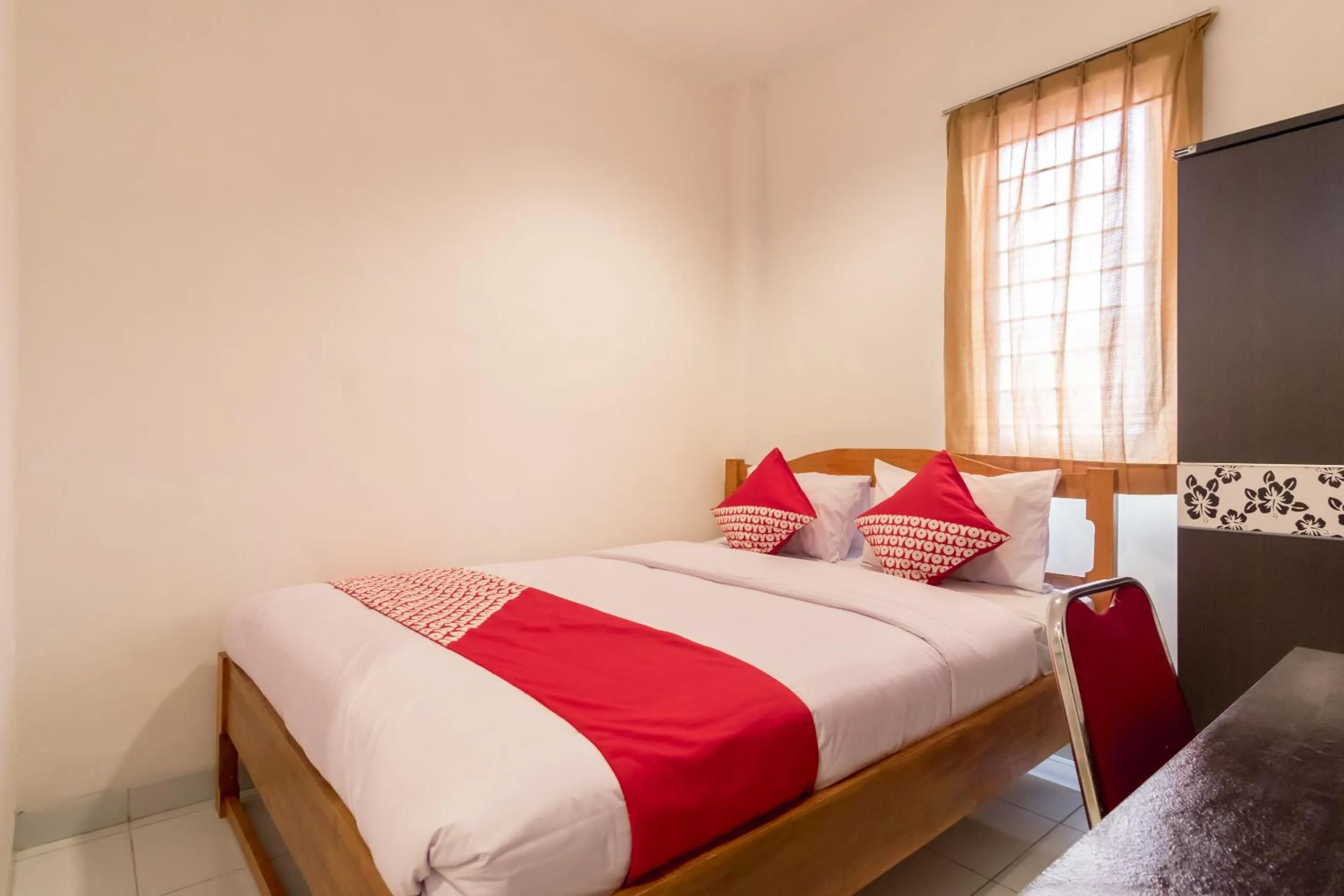 Bedroom in OYO 447 Hutasimo Residence