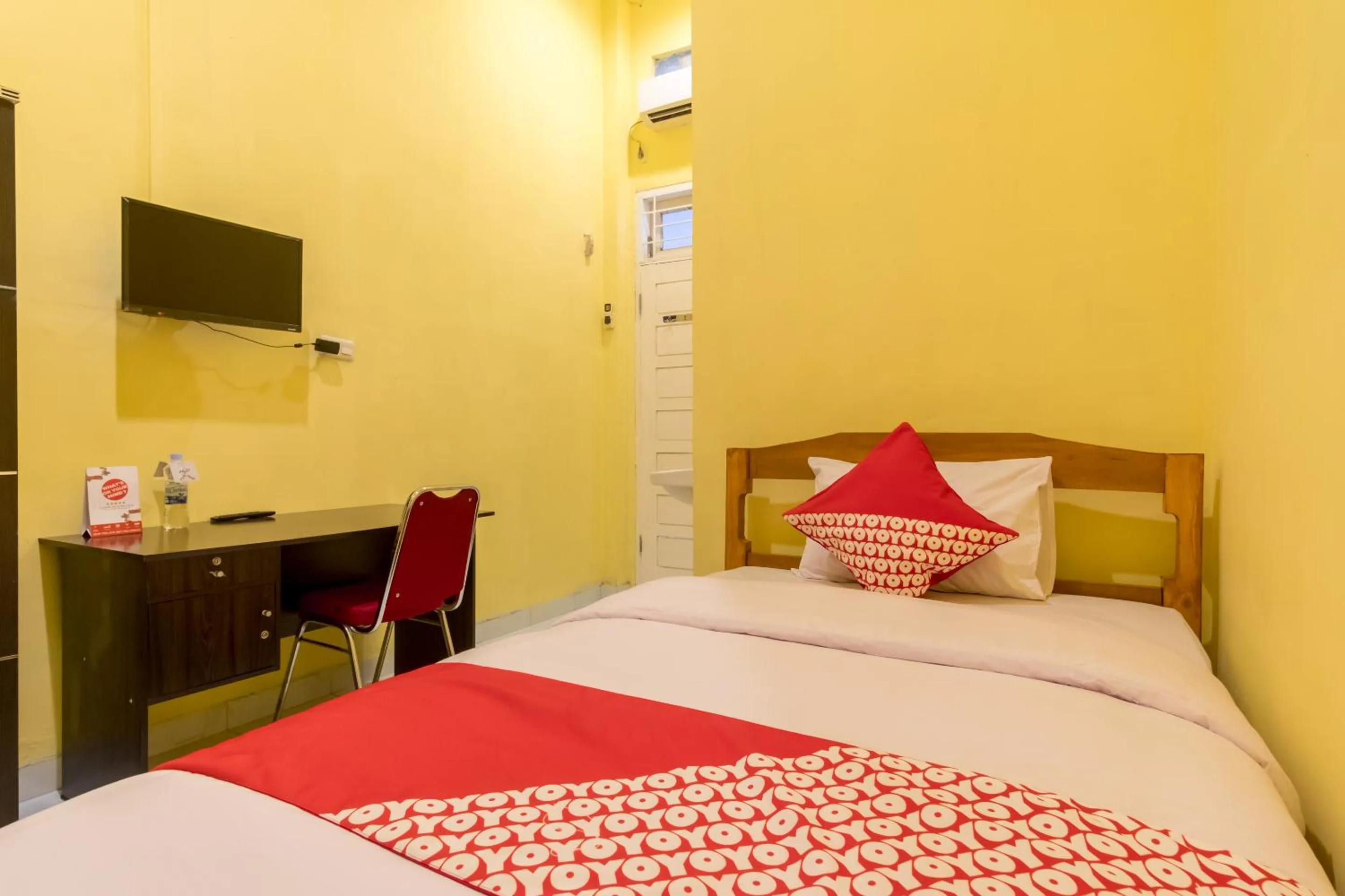 Bedroom in OYO 447 Hutasimo Residence