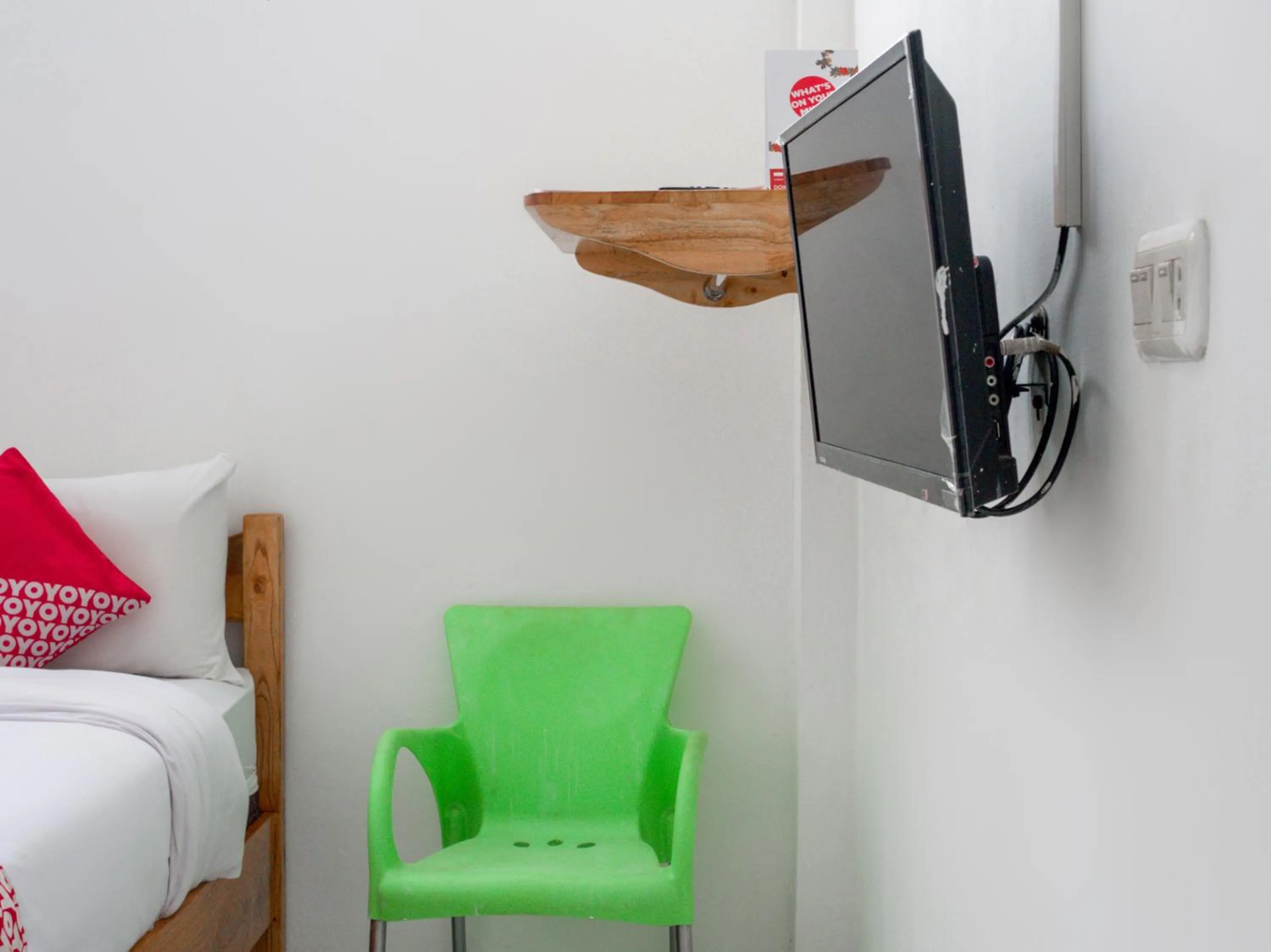 Bedroom, TV/Entertainment Center in OYO 447 Hutasimo Residence