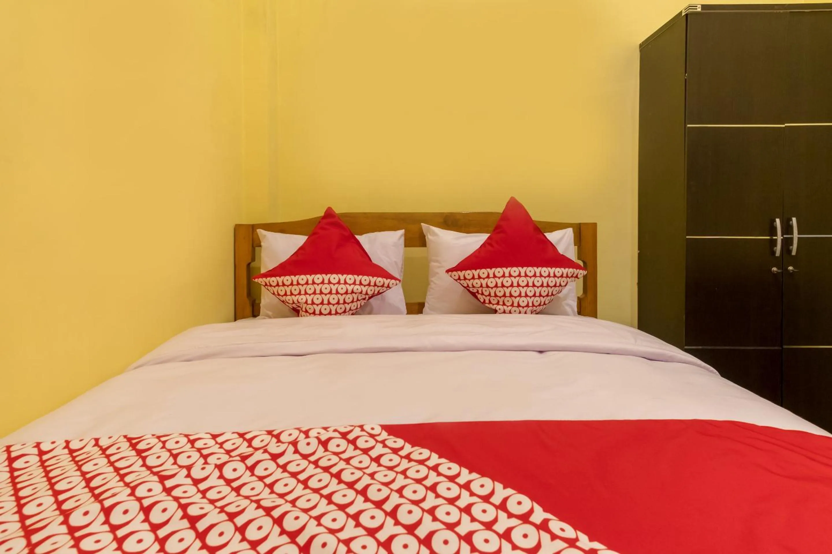 Bedroom in OYO 447 Hutasimo Residence