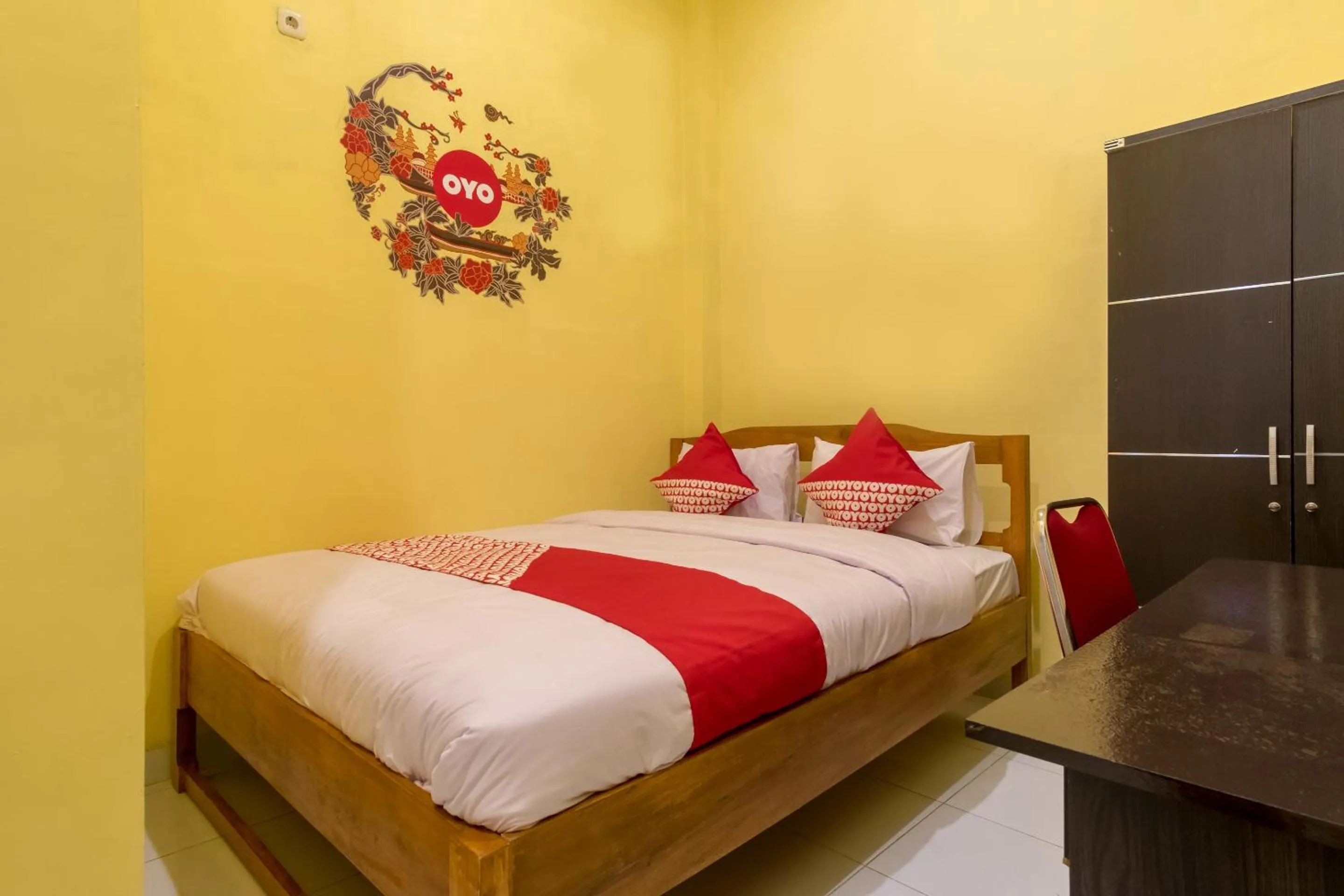 Bedroom in OYO 447 Hutasimo Residence