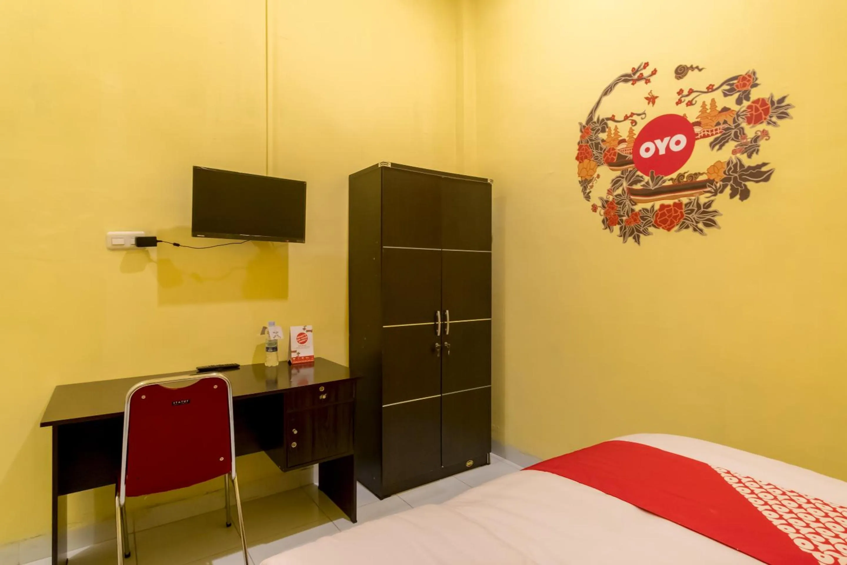 Bedroom, TV/Entertainment Center in OYO 447 Hutasimo Residence