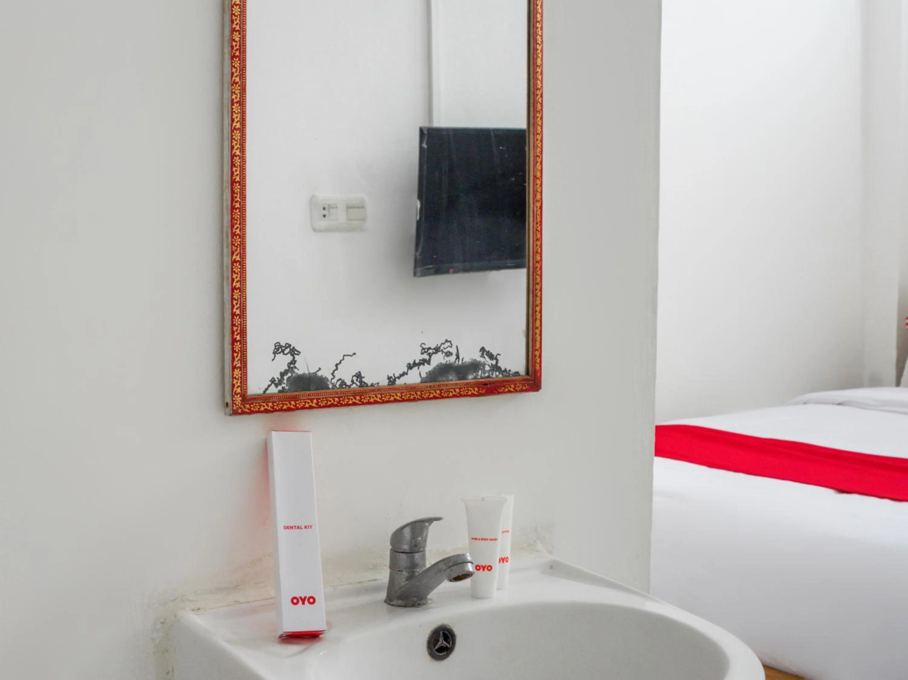 Bathroom in OYO 447 Hutasimo Residence