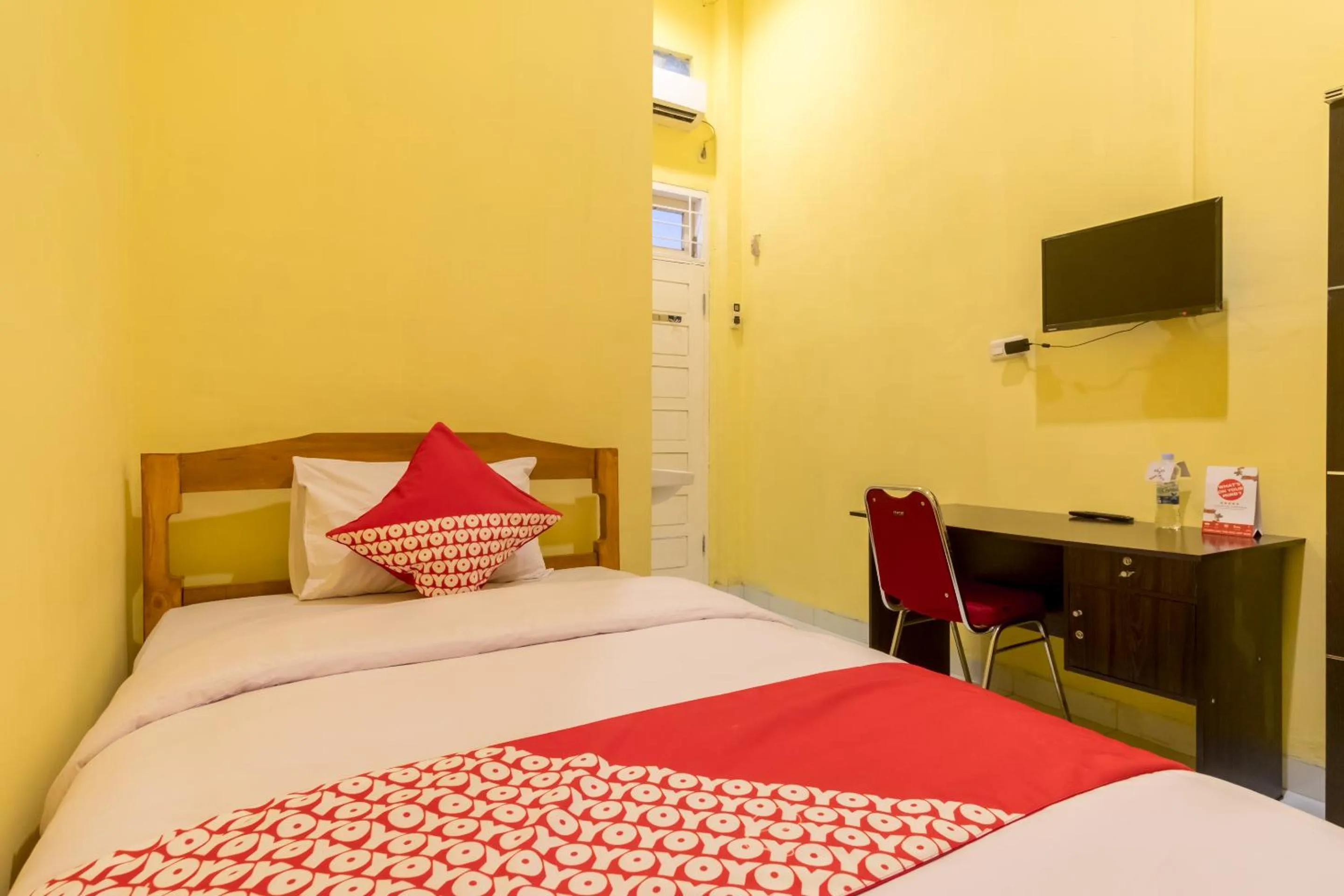 Bedroom in OYO 447 Hutasimo Residence