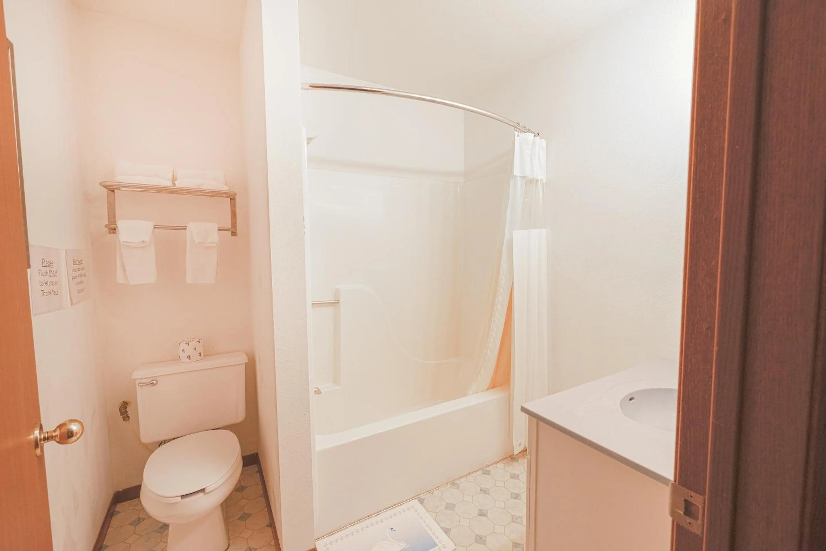 Bathroom in Harlan Inn and Suites By OYO Harlan