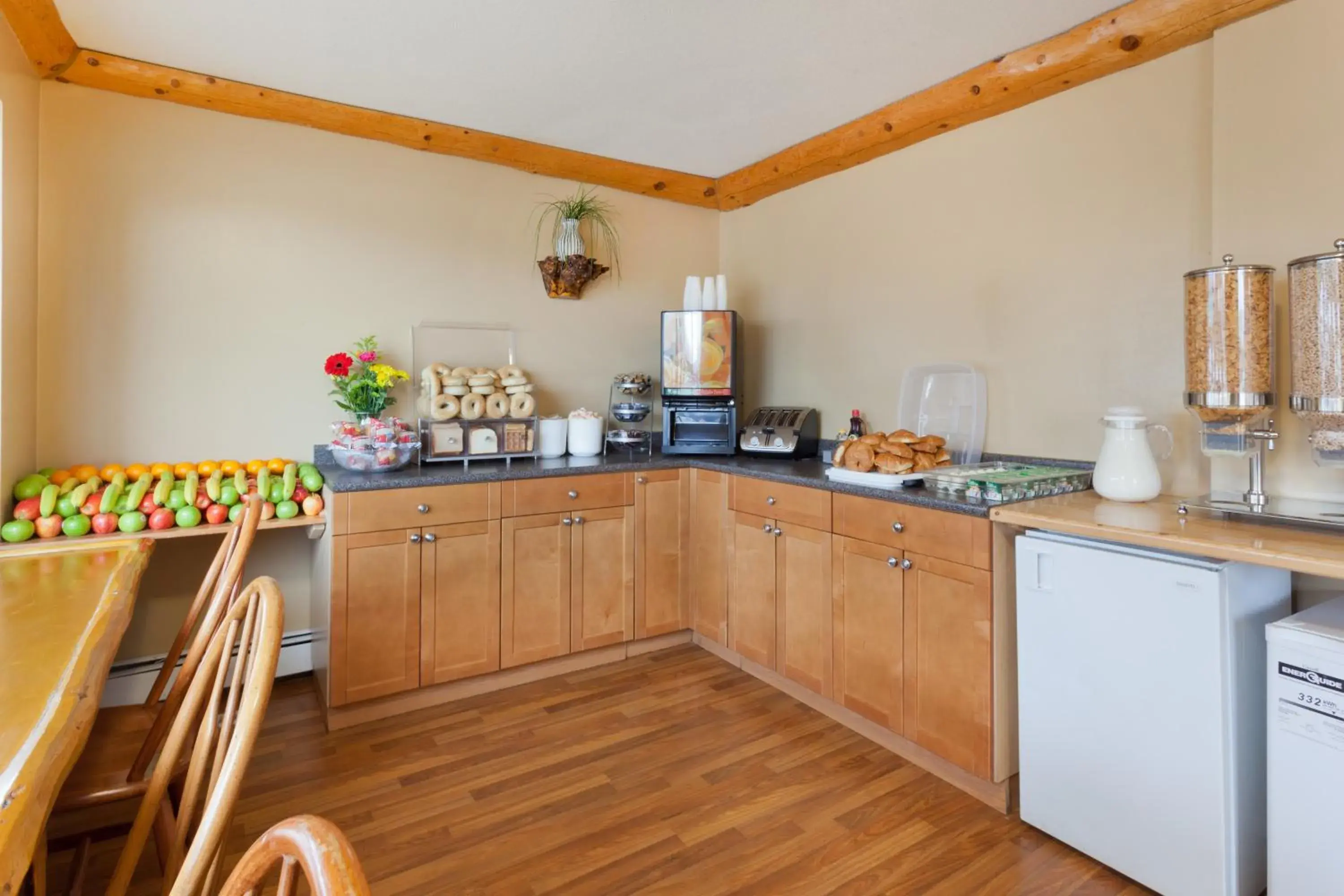 Continental breakfast in Super 8 by Wyndham Valemount Continental breakfast in Super 8 by Wyndham Valemount