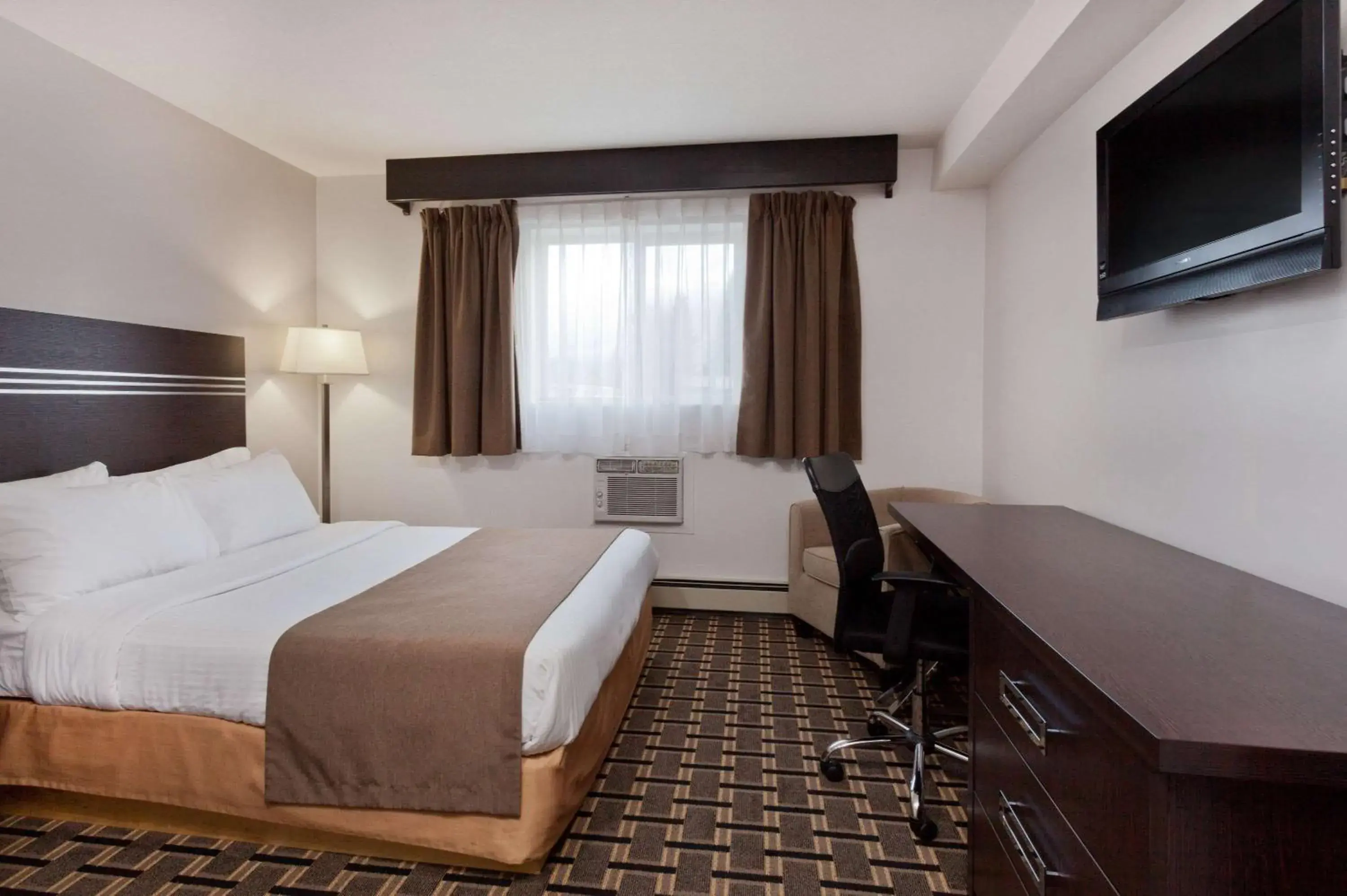 Queen Room - Non-Smoking in Super 8 by Wyndham Valemount Queen Room - Non-Smoking in Super 8 by Wyndham Valemount