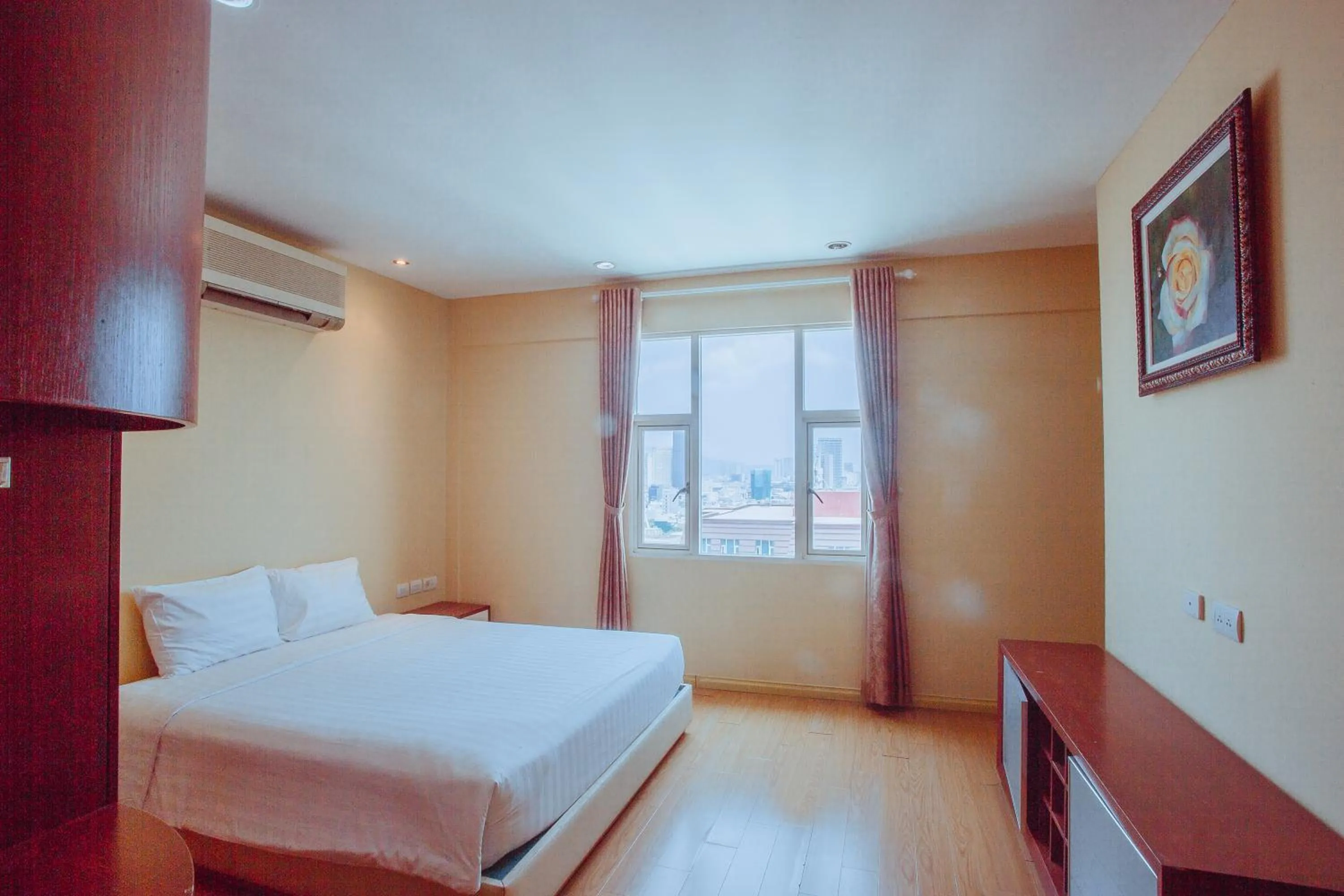 Bedroom, Bed in Vinh Trung Plaza Hotel