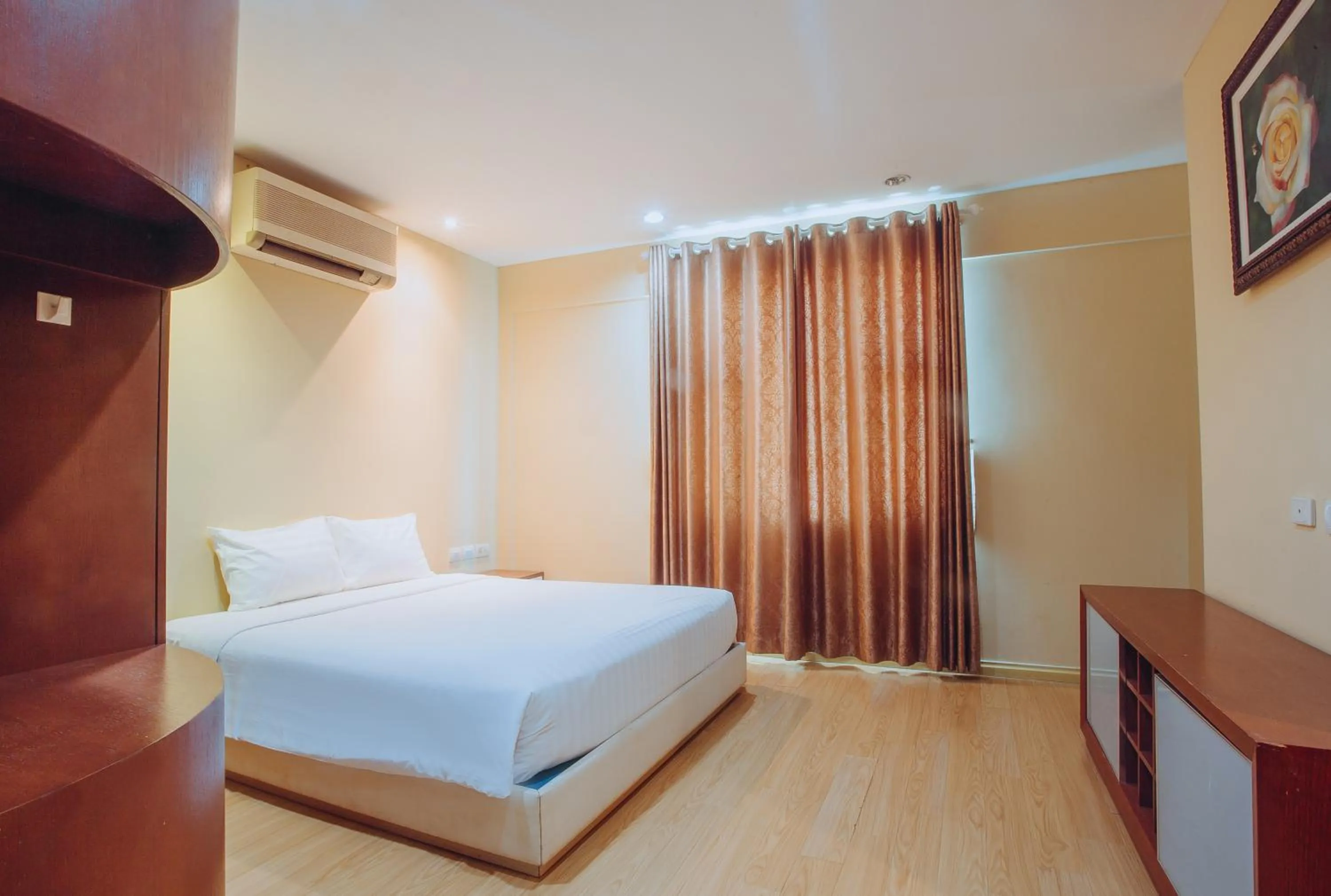 Bedroom, Bed in Vinh Trung Plaza Hotel