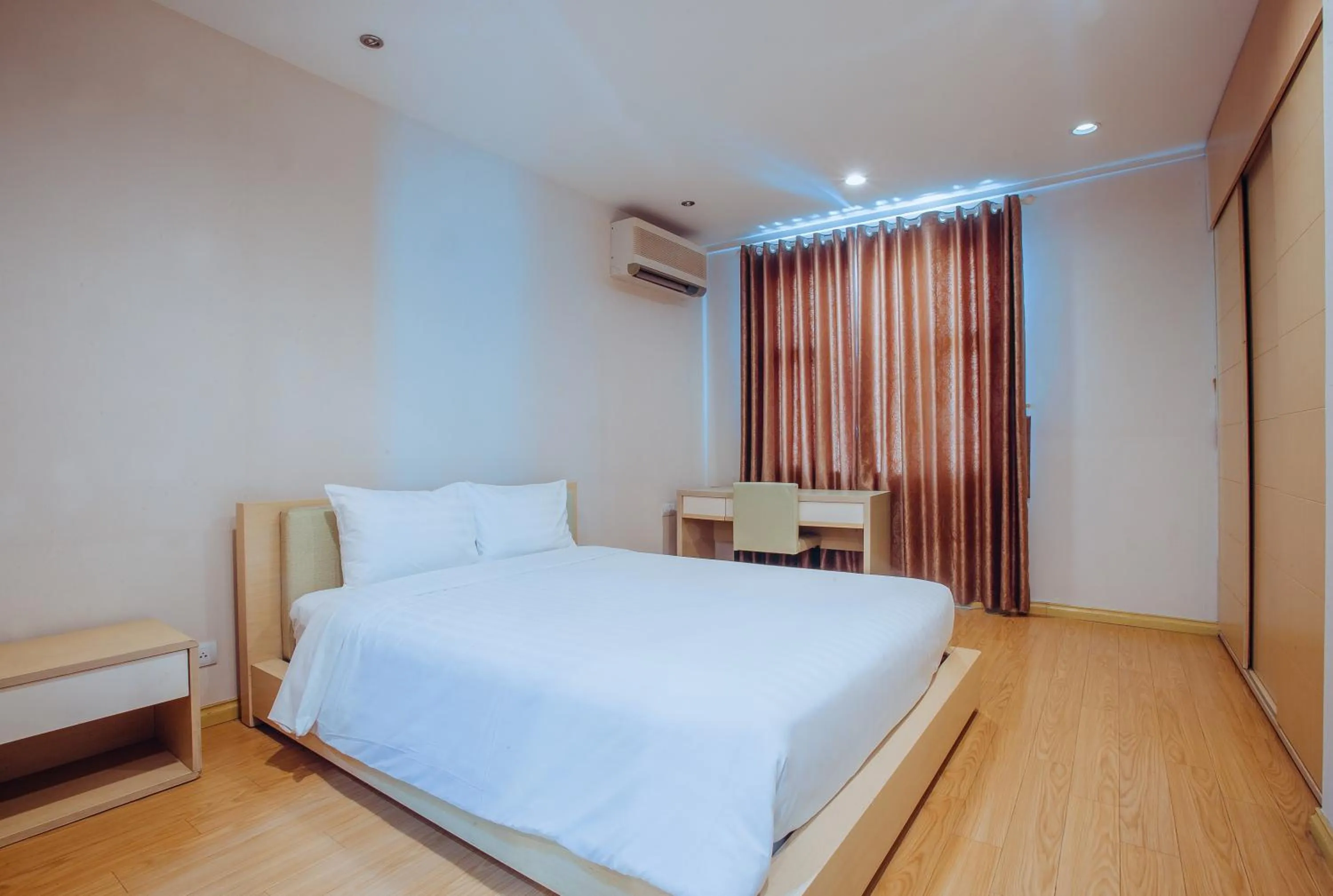 Bedroom, Bed in Vinh Trung Plaza Hotel