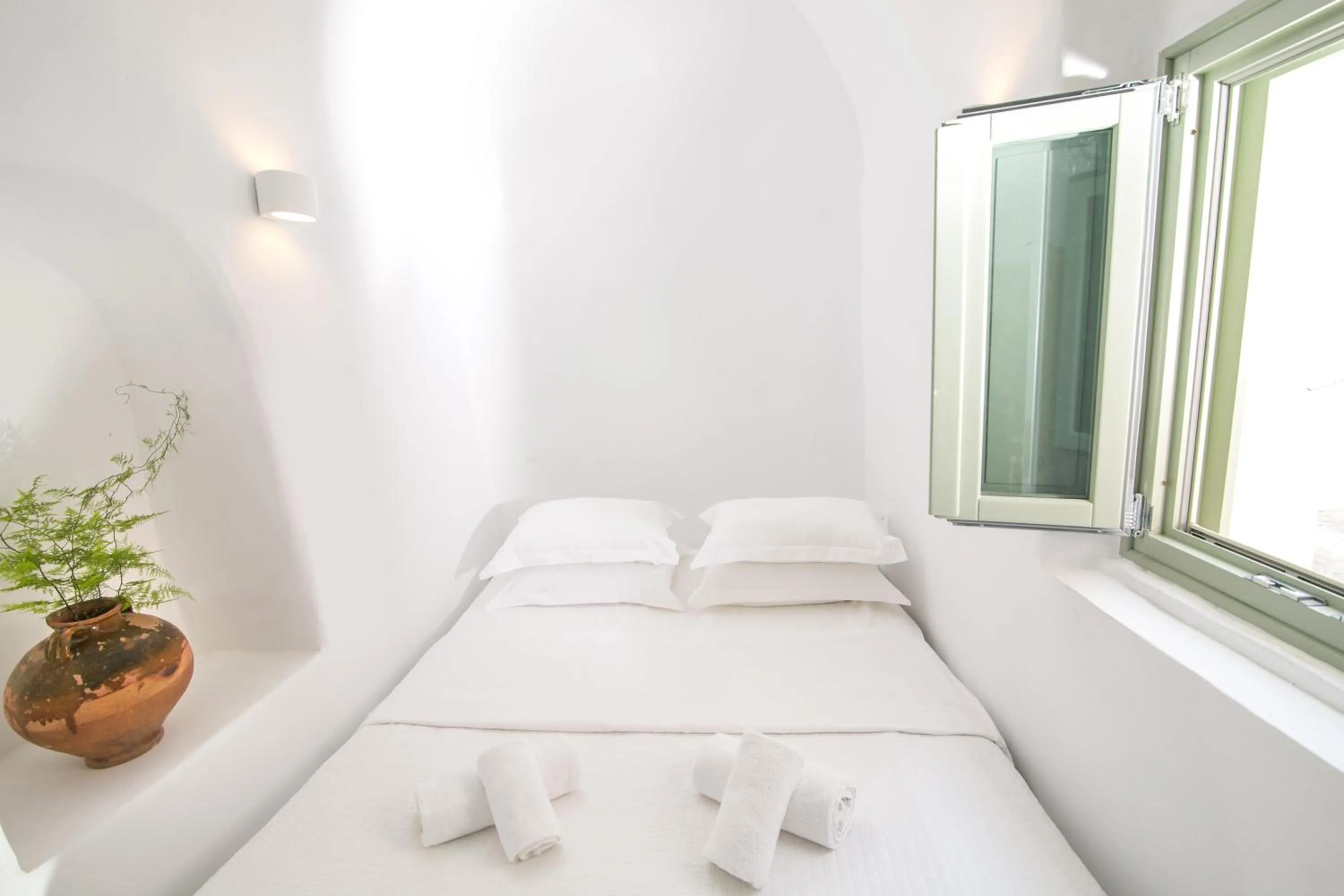 Bed in Morfi Cave House