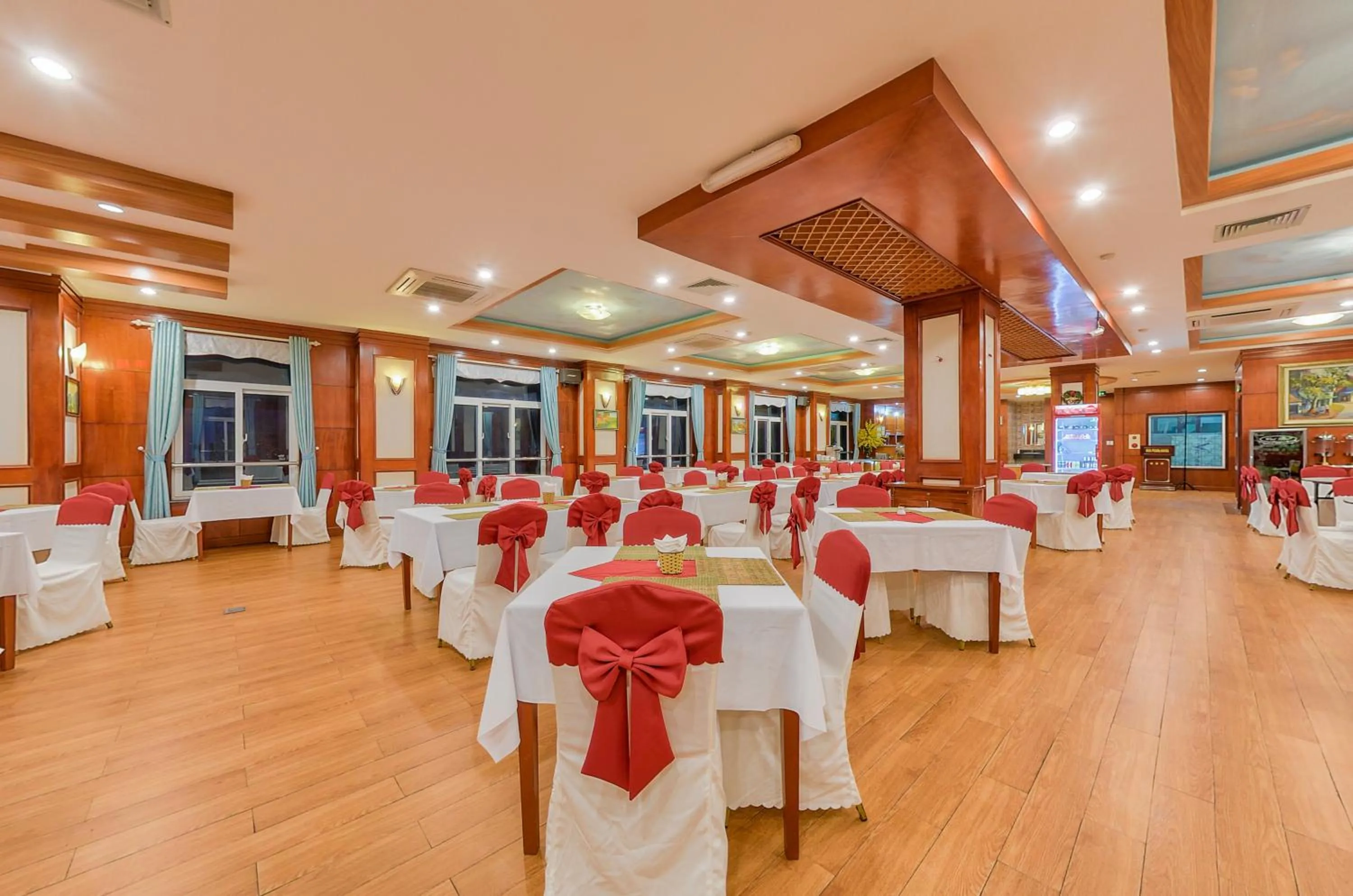 Restaurant/places to eat in Sea Pearl Cat Ba Hotel