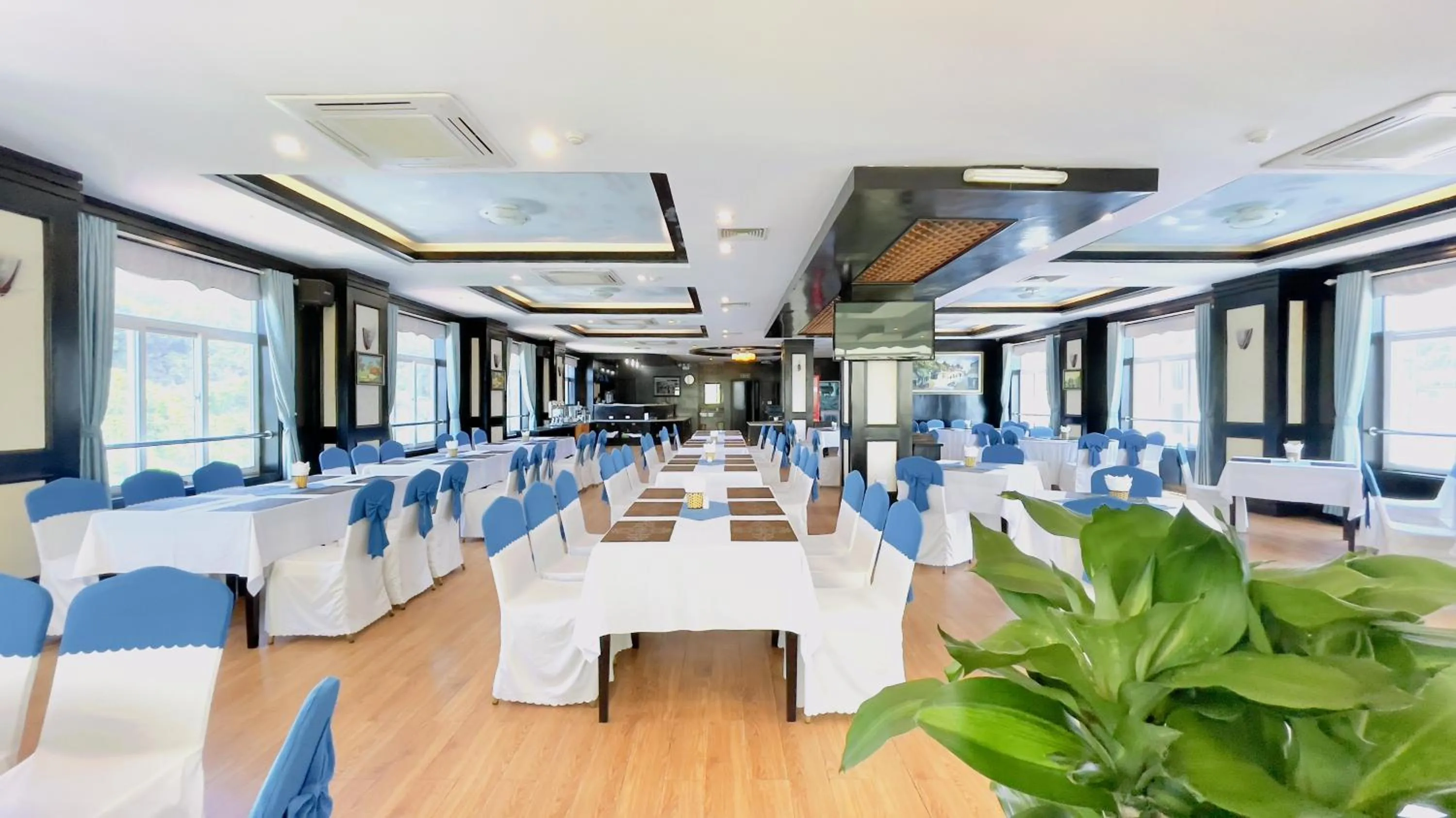 Restaurant/places to eat in Sea Pearl Cat Ba Hotel