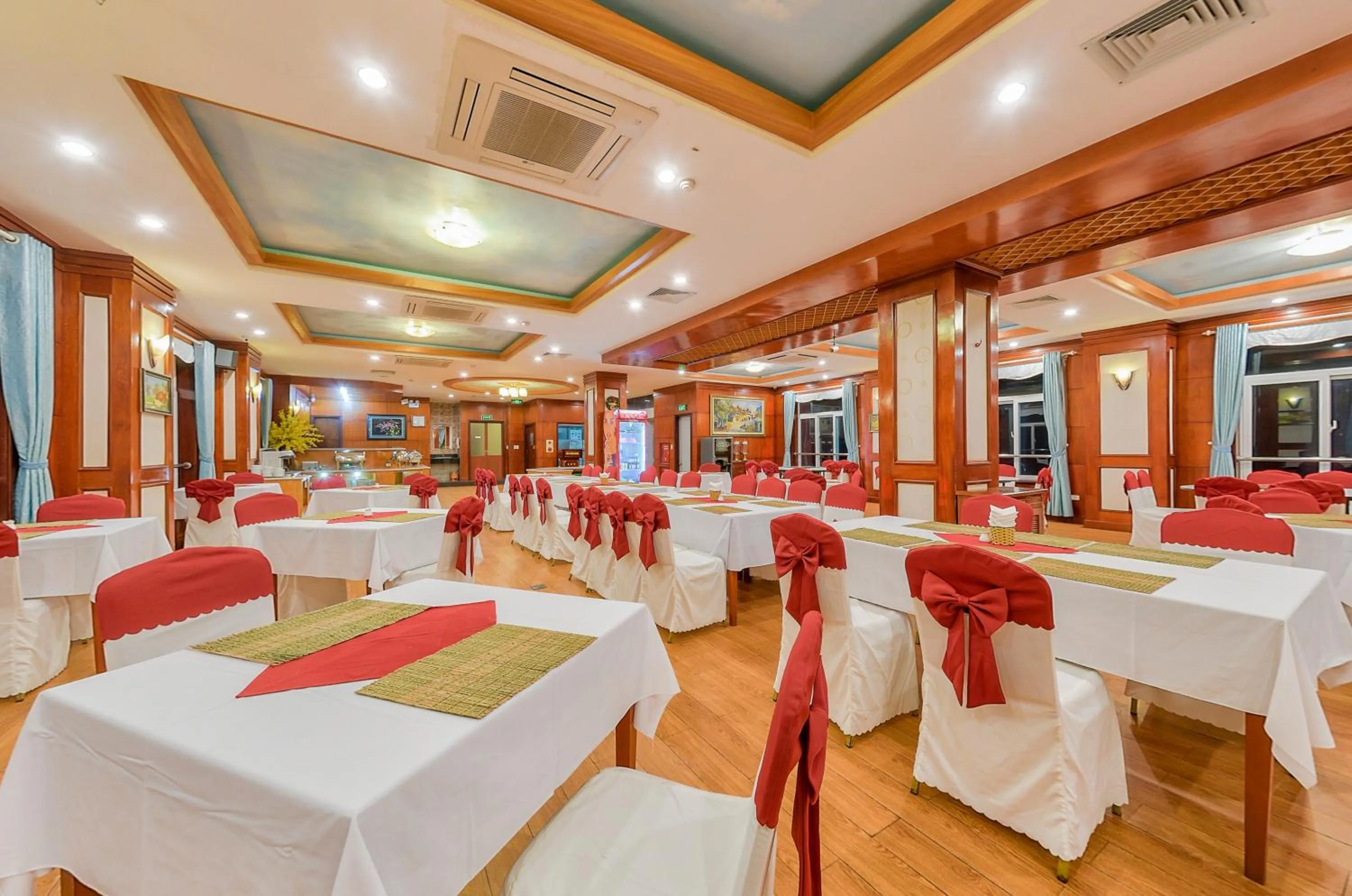 Restaurant/places to eat in Sea Pearl Cat Ba Hotel