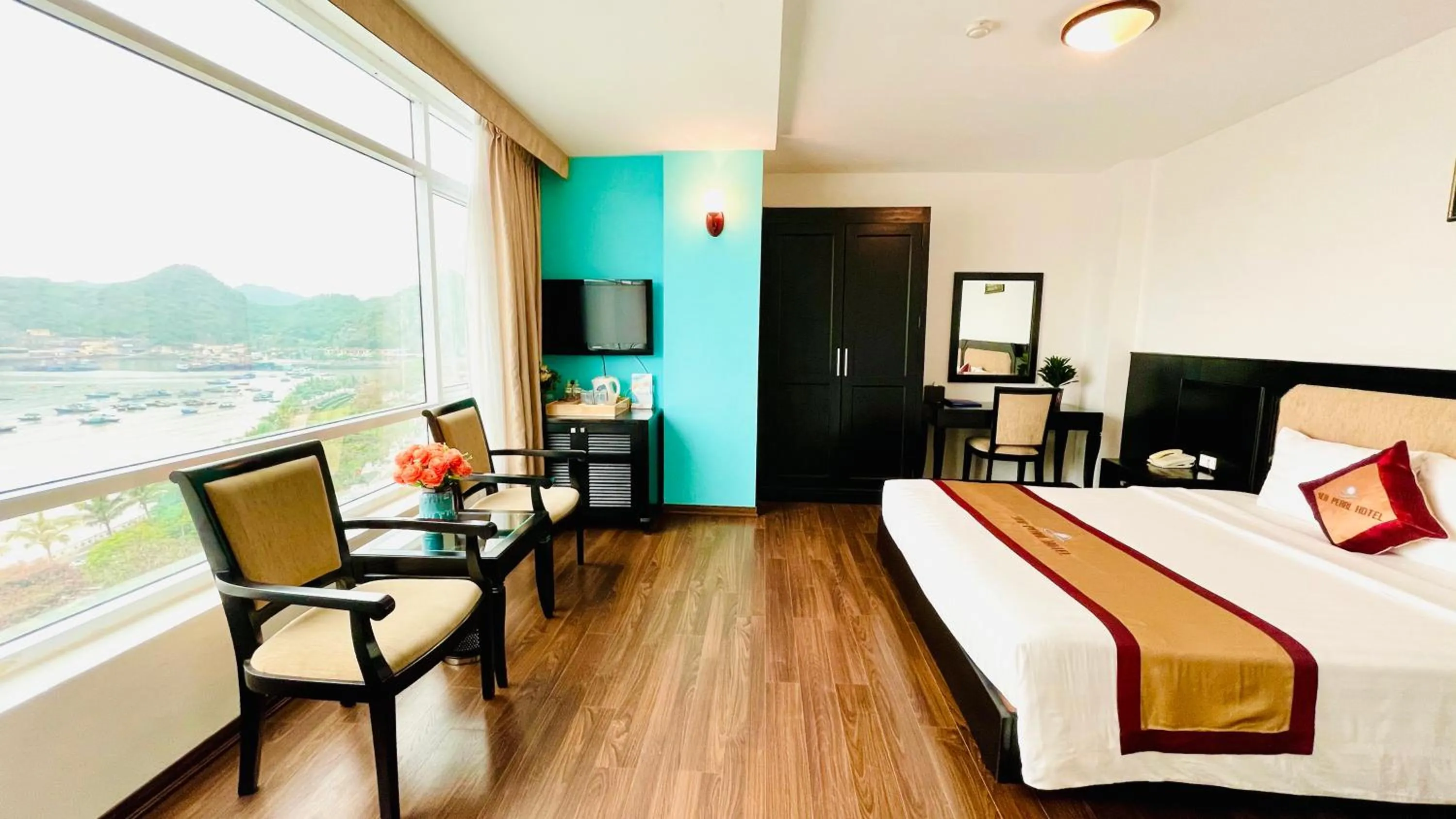 Sea view, Bed in Sea Pearl Cat Ba Hotel