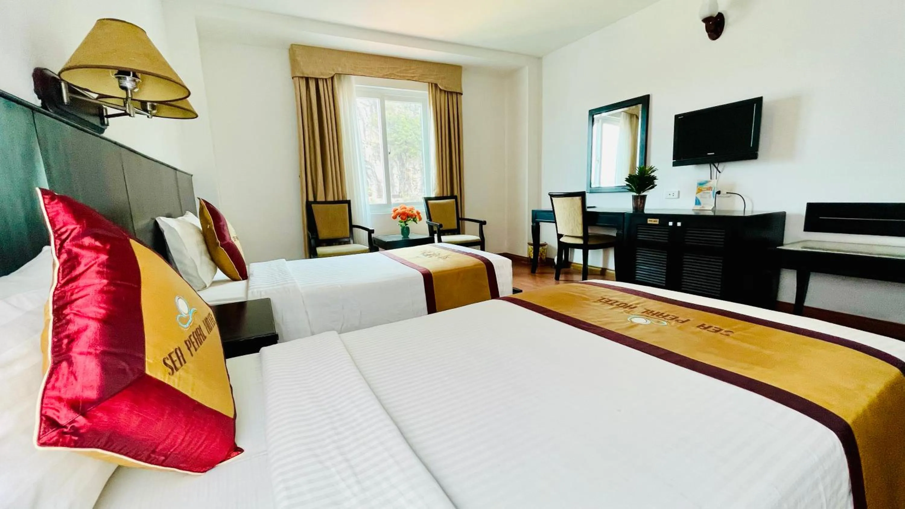 Bed in Sea Pearl Cat Ba Hotel