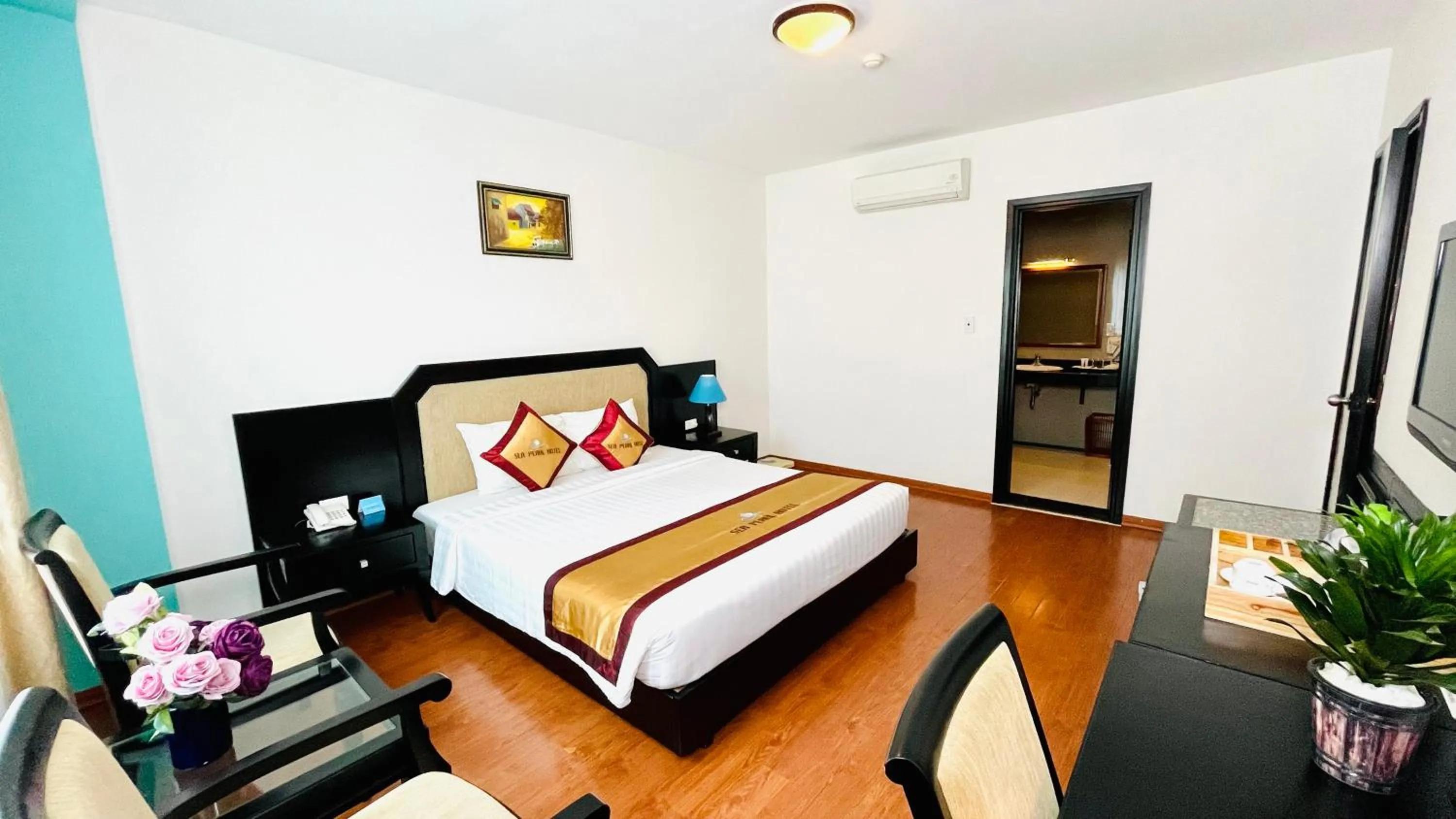 Bed in Sea Pearl Cat Ba Hotel