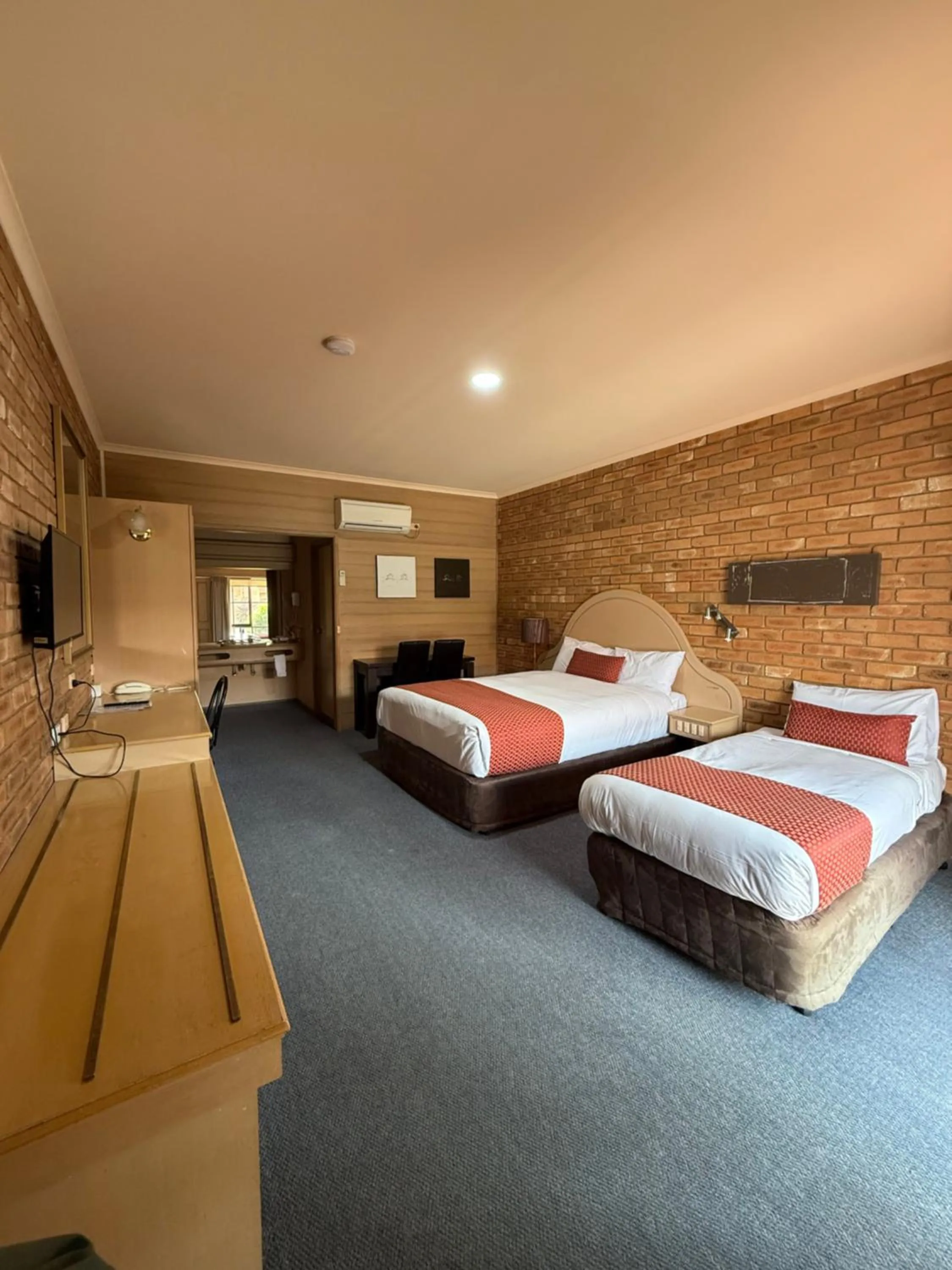 Bed in Quality Inn Colonial