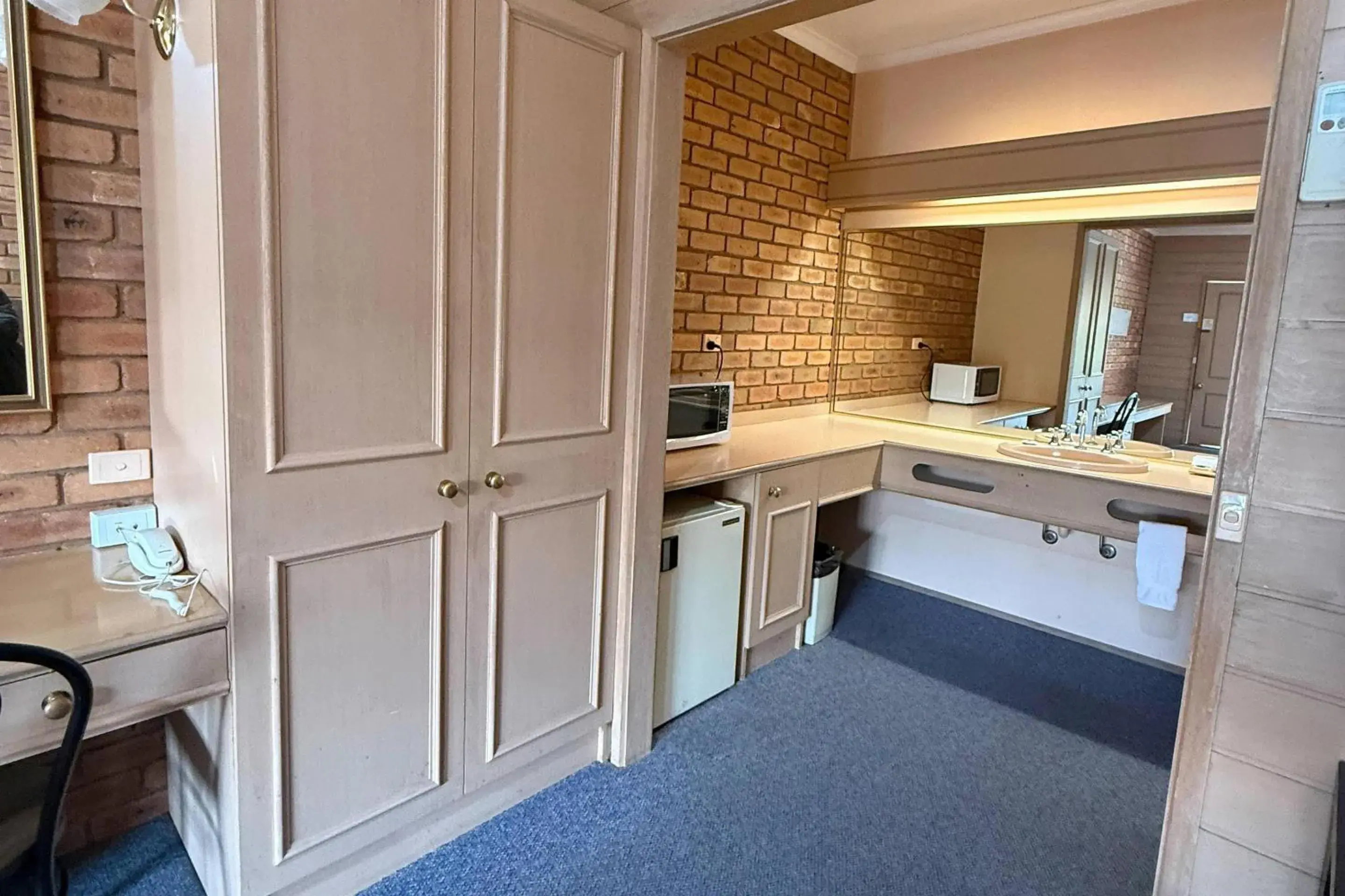 Bedroom in Quality Inn Colonial Bedroom in Quality Inn Colonial