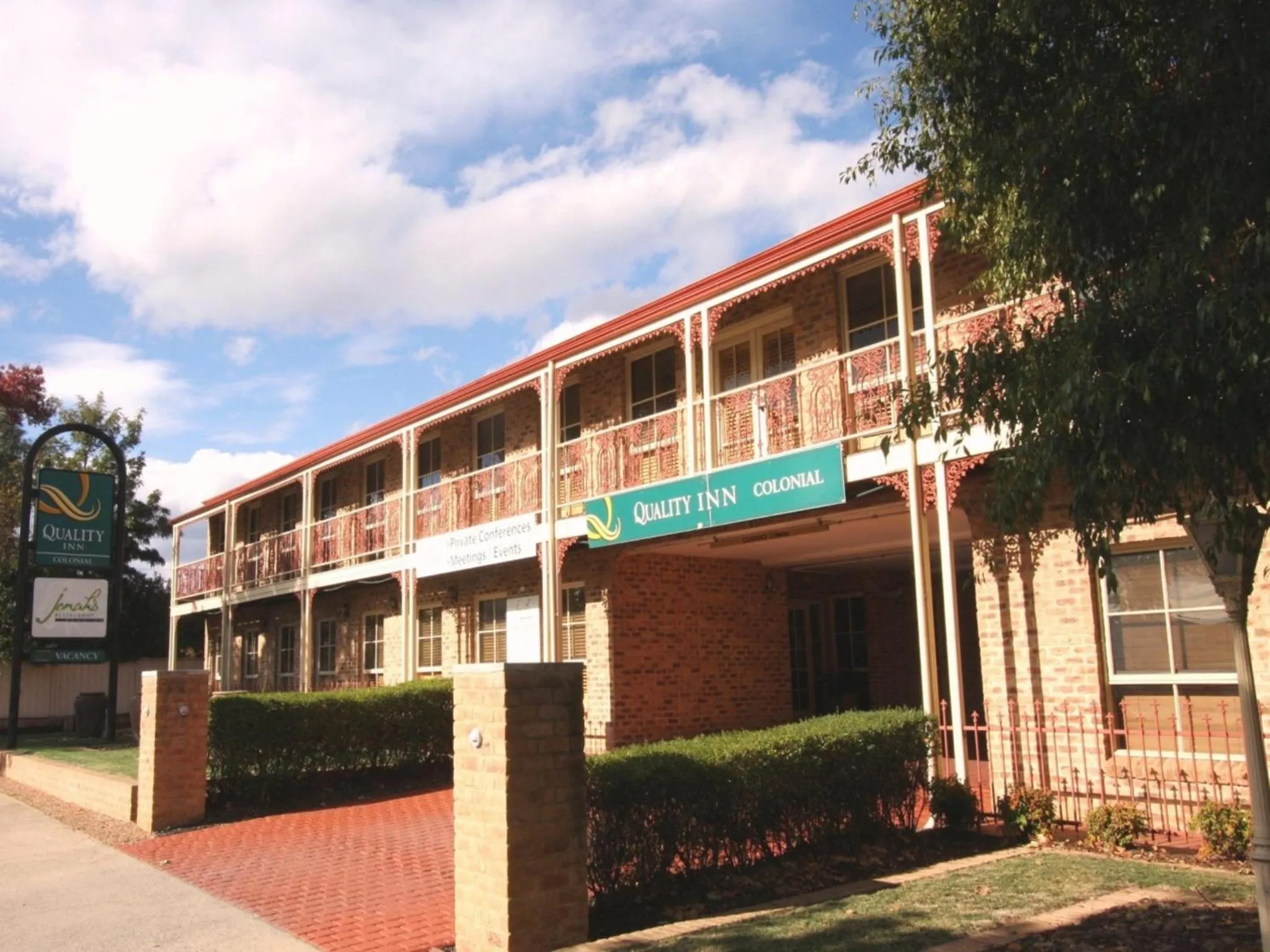 Facade/entrance in Quality Inn Colonial