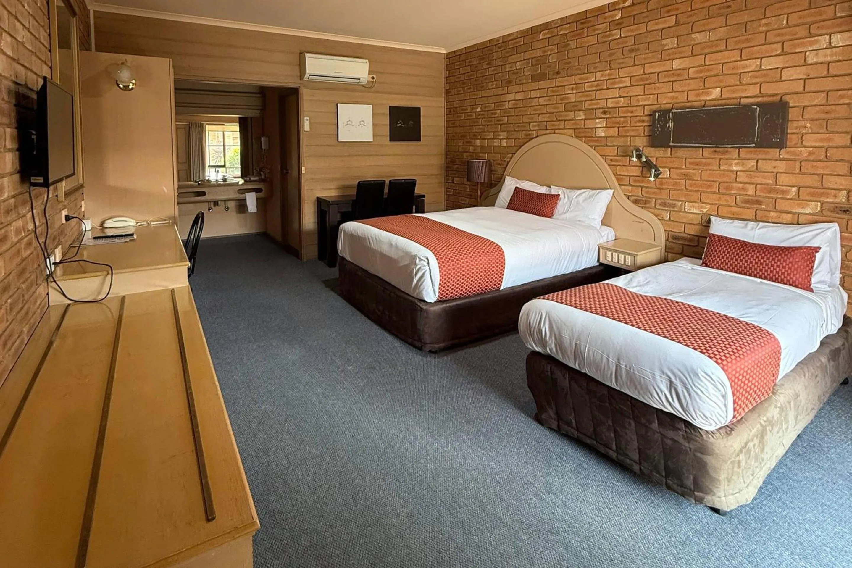 Bedroom, Bed in Quality Inn Colonial