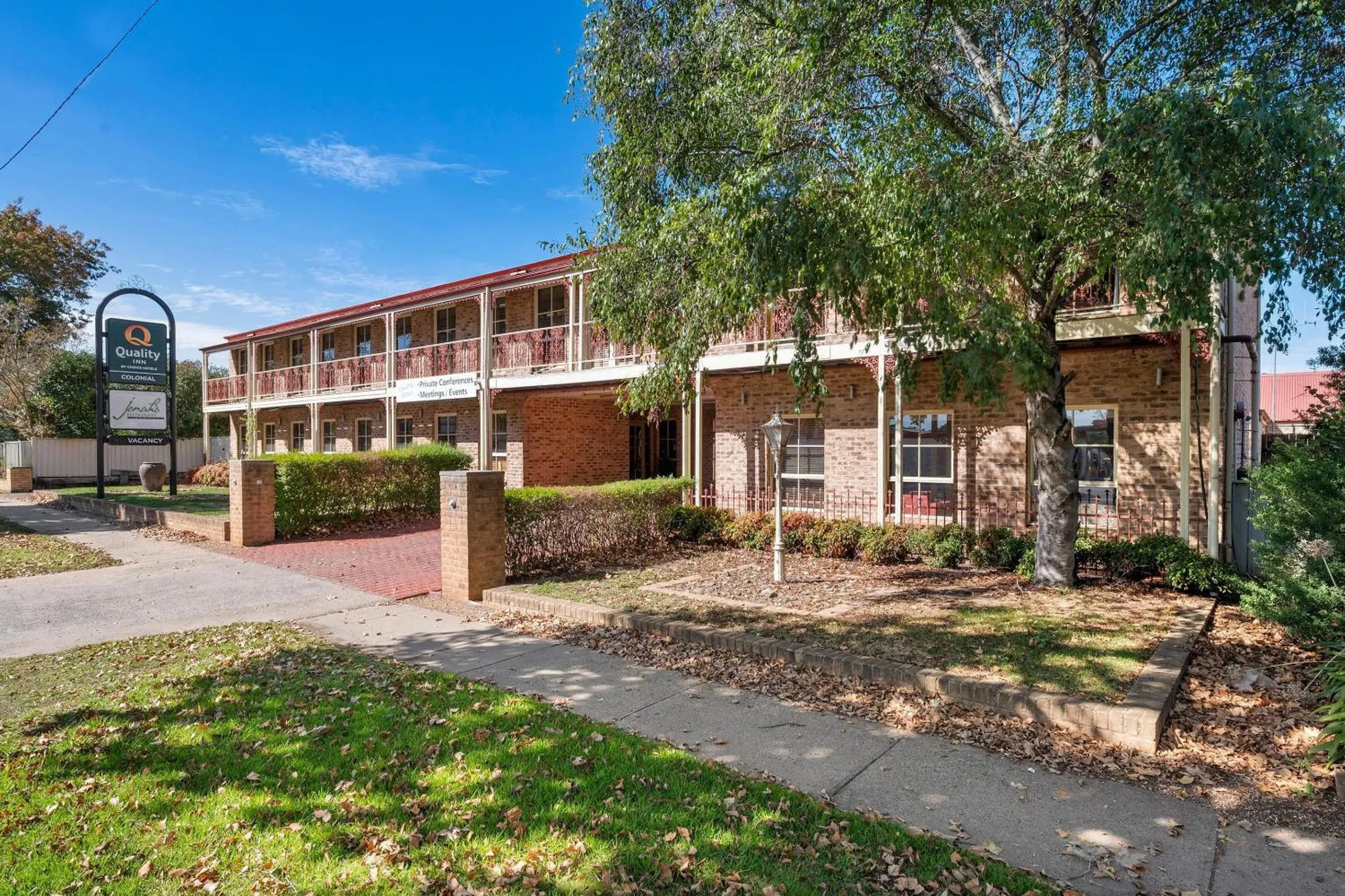 Property building in Quality Inn Colonial Property building in Quality Inn Colonial