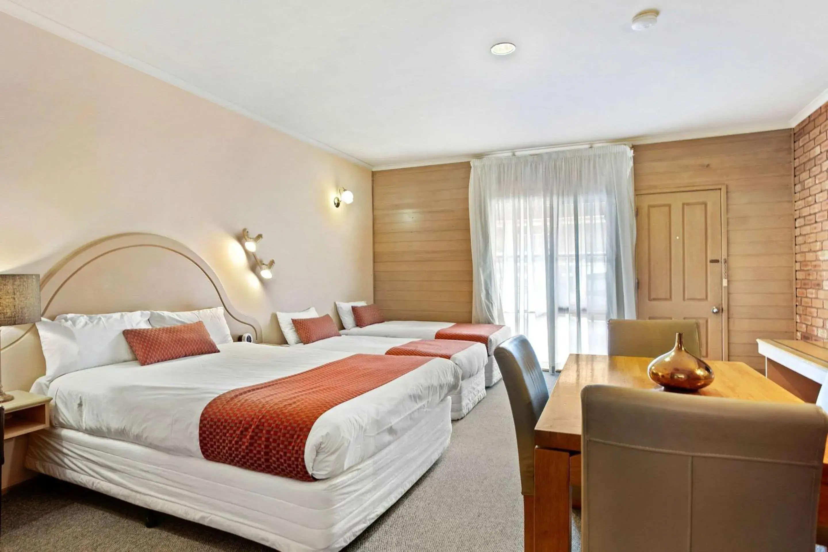 Photo of the whole room, Bed in Quality Inn Colonial Photo of the whole room, Bed in Quality Inn Colonial