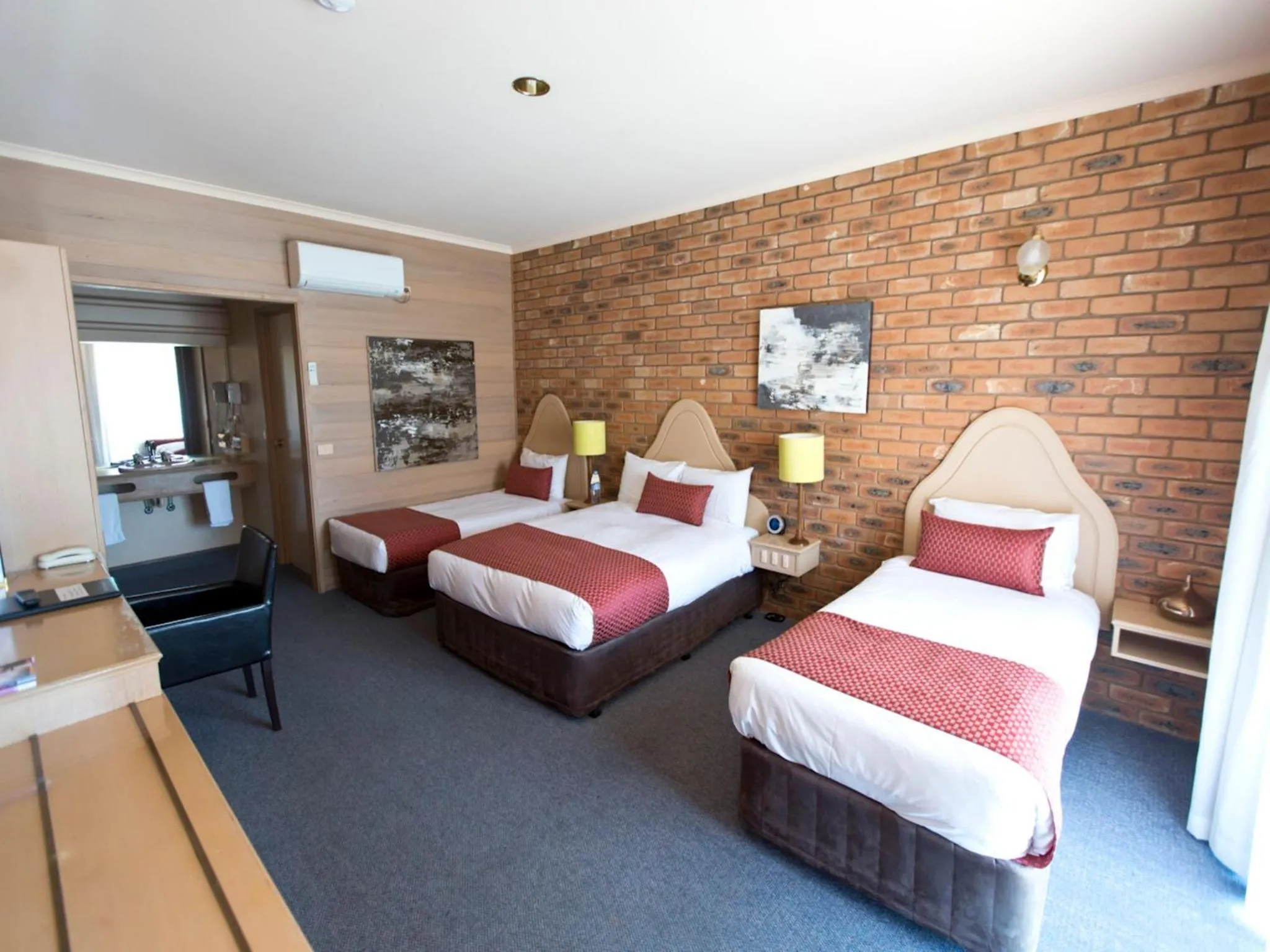 Decorative detail, Bed in Quality Inn Colonial