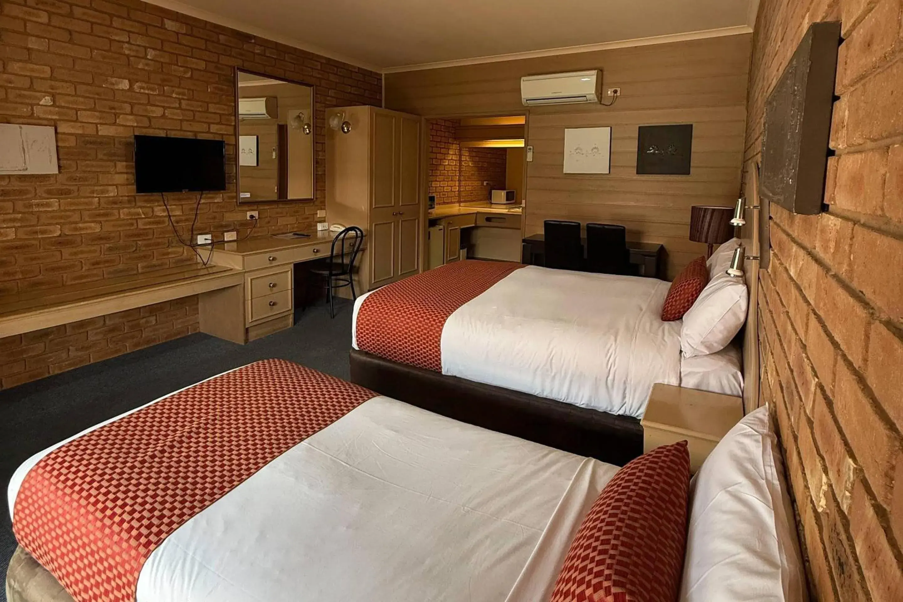 Bedroom, Bed in Quality Inn Colonial Bedroom, Bed in Quality Inn Colonial