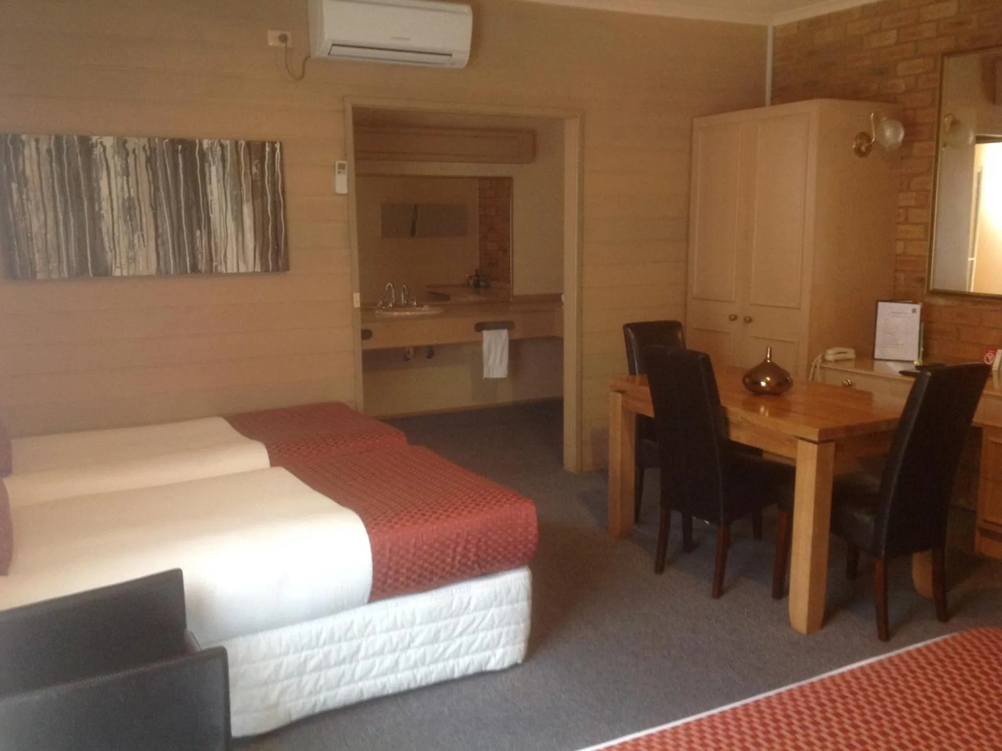 Photo of the whole room in Quality Inn Colonial