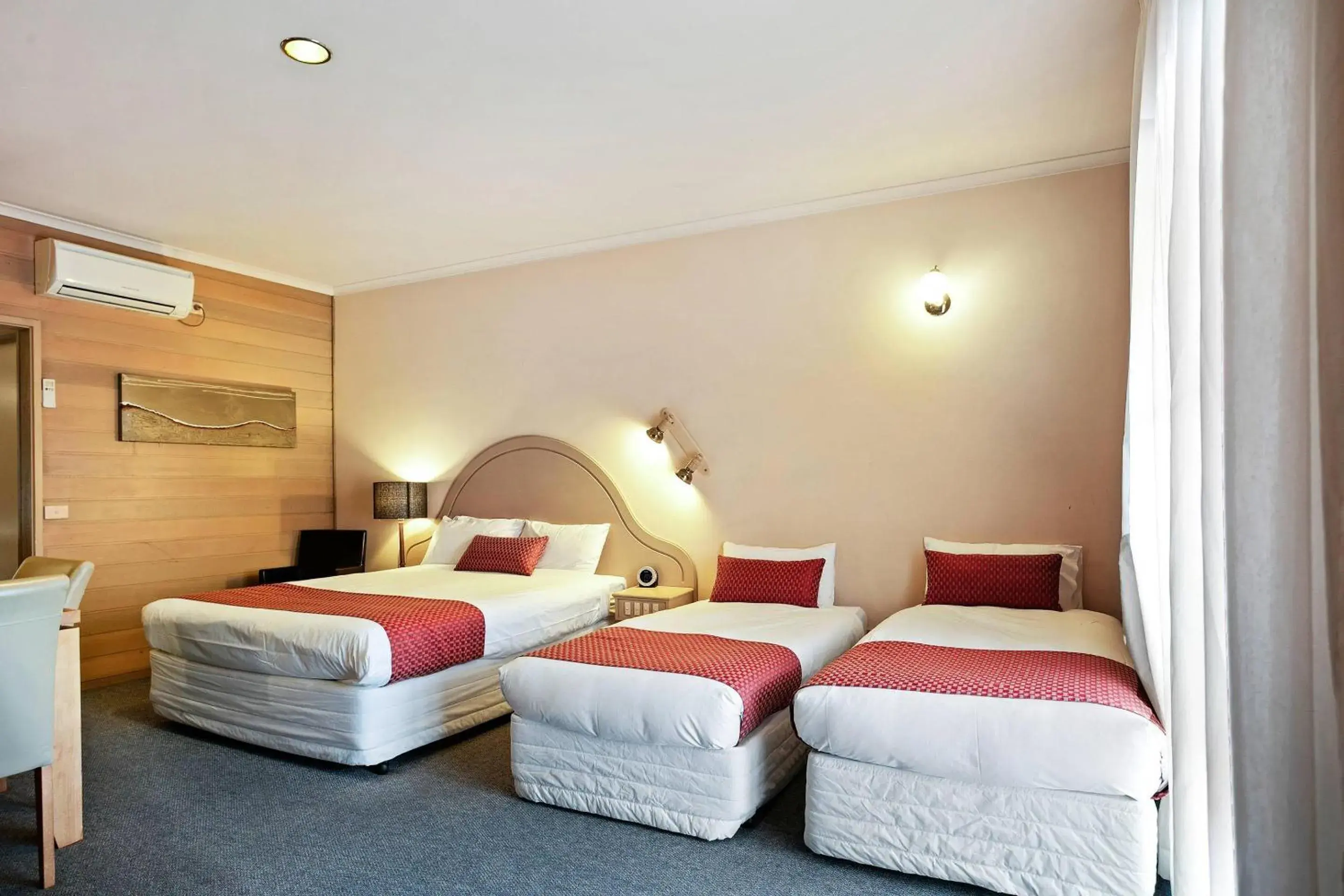 Bedroom, Bed in Quality Inn Colonial Bedroom, Bed in Quality Inn Colonial