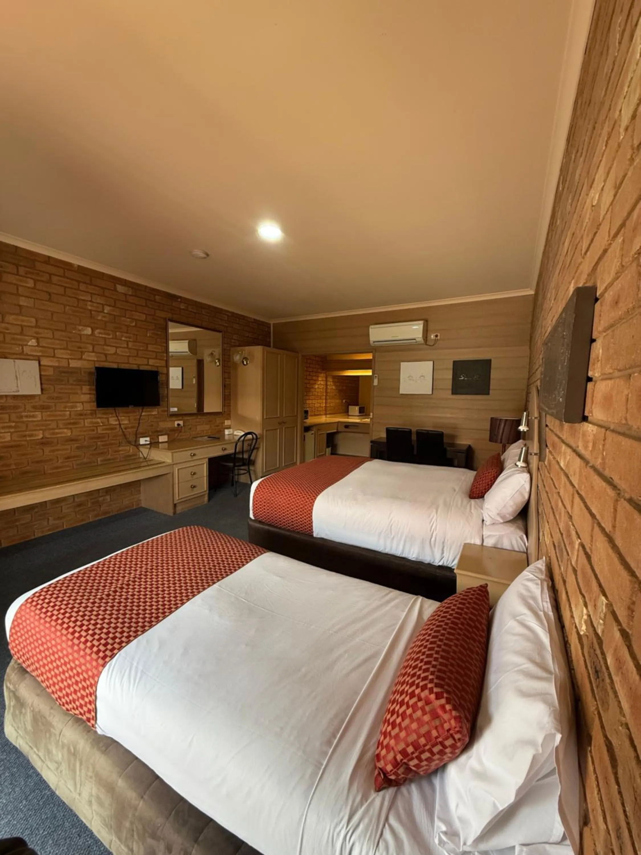 Bed in Quality Inn Colonial