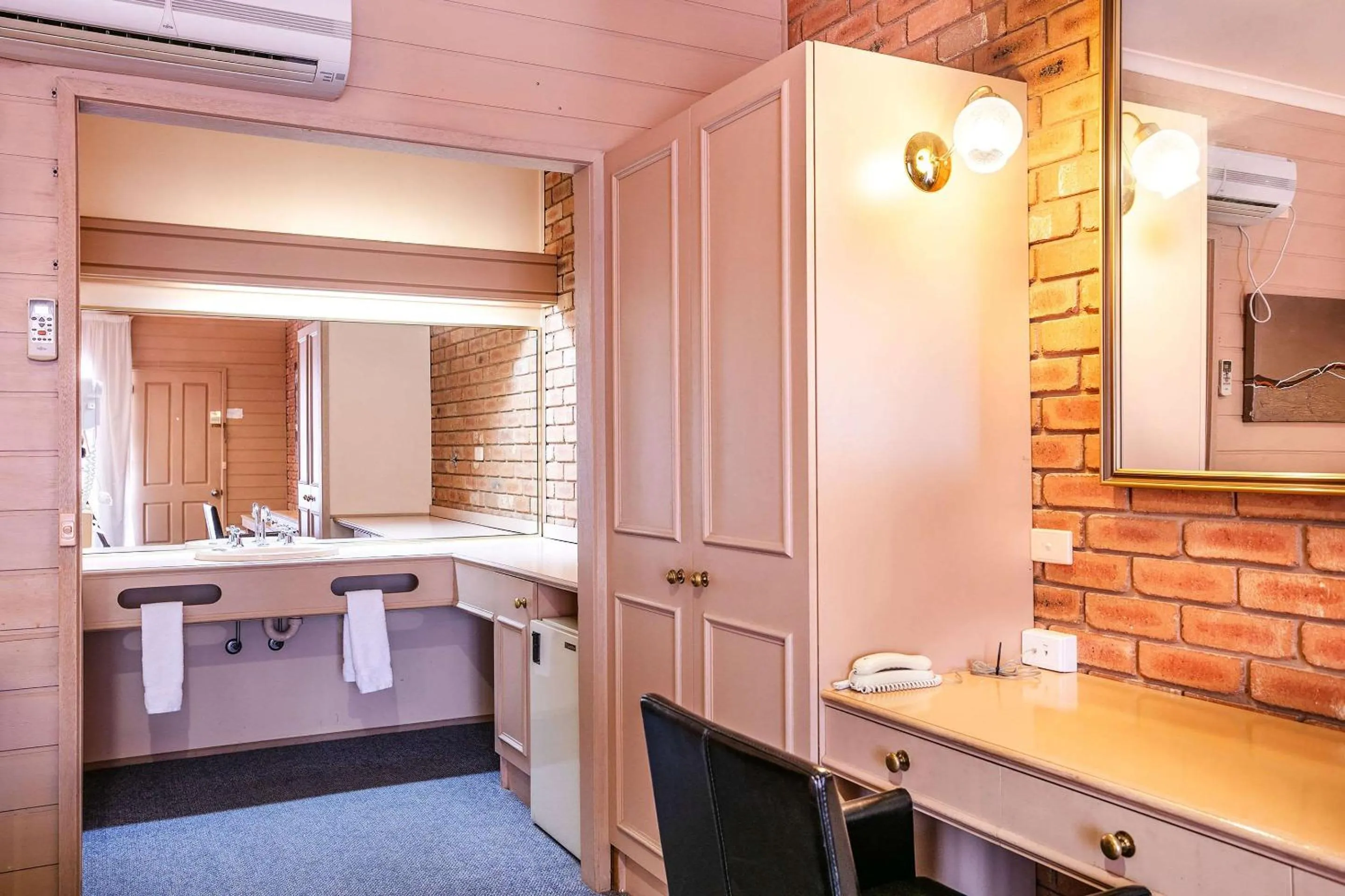 Bedroom in Quality Inn Colonial