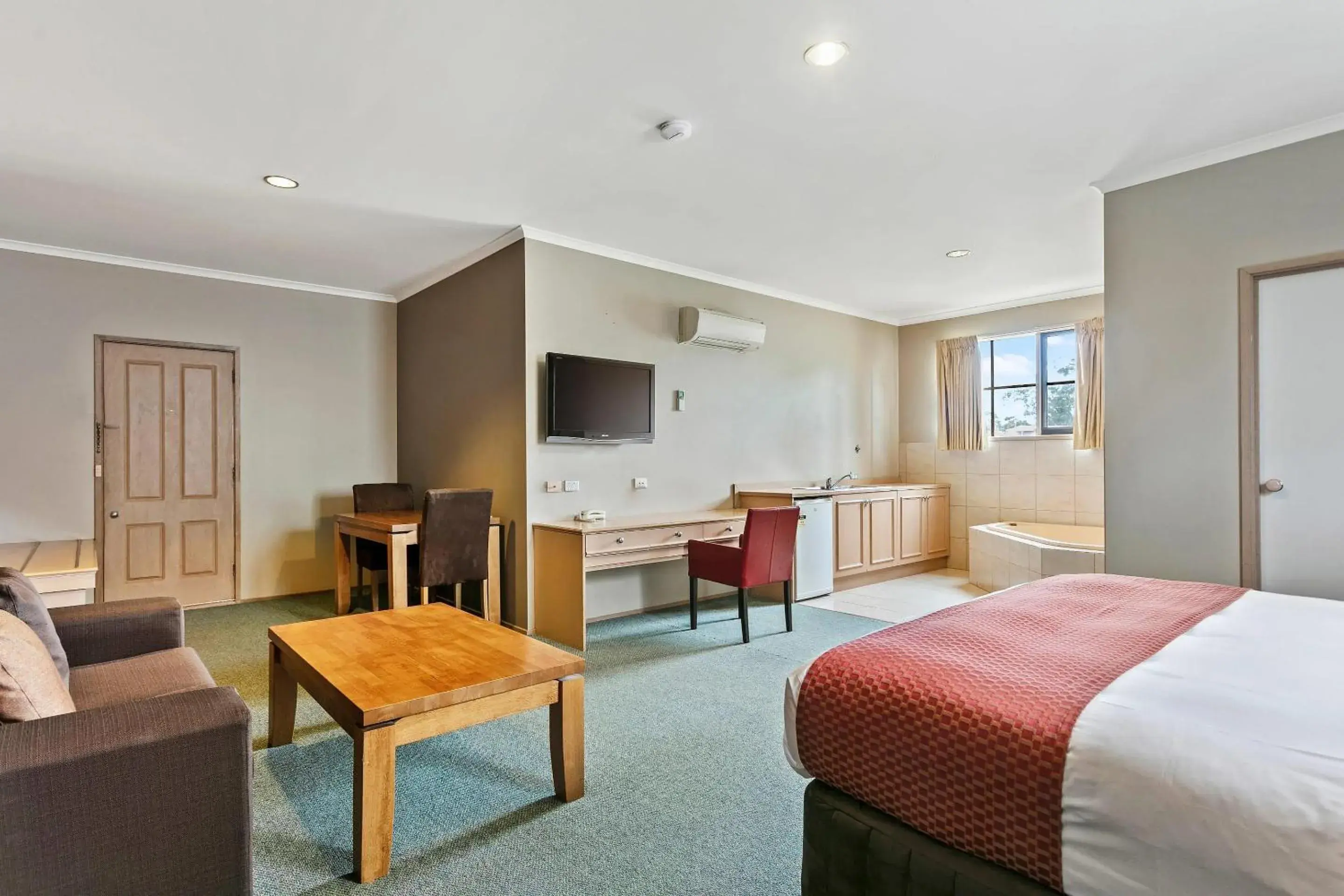 Bedroom, Bed in Quality Inn Colonial Bedroom, Bed in Quality Inn Colonial