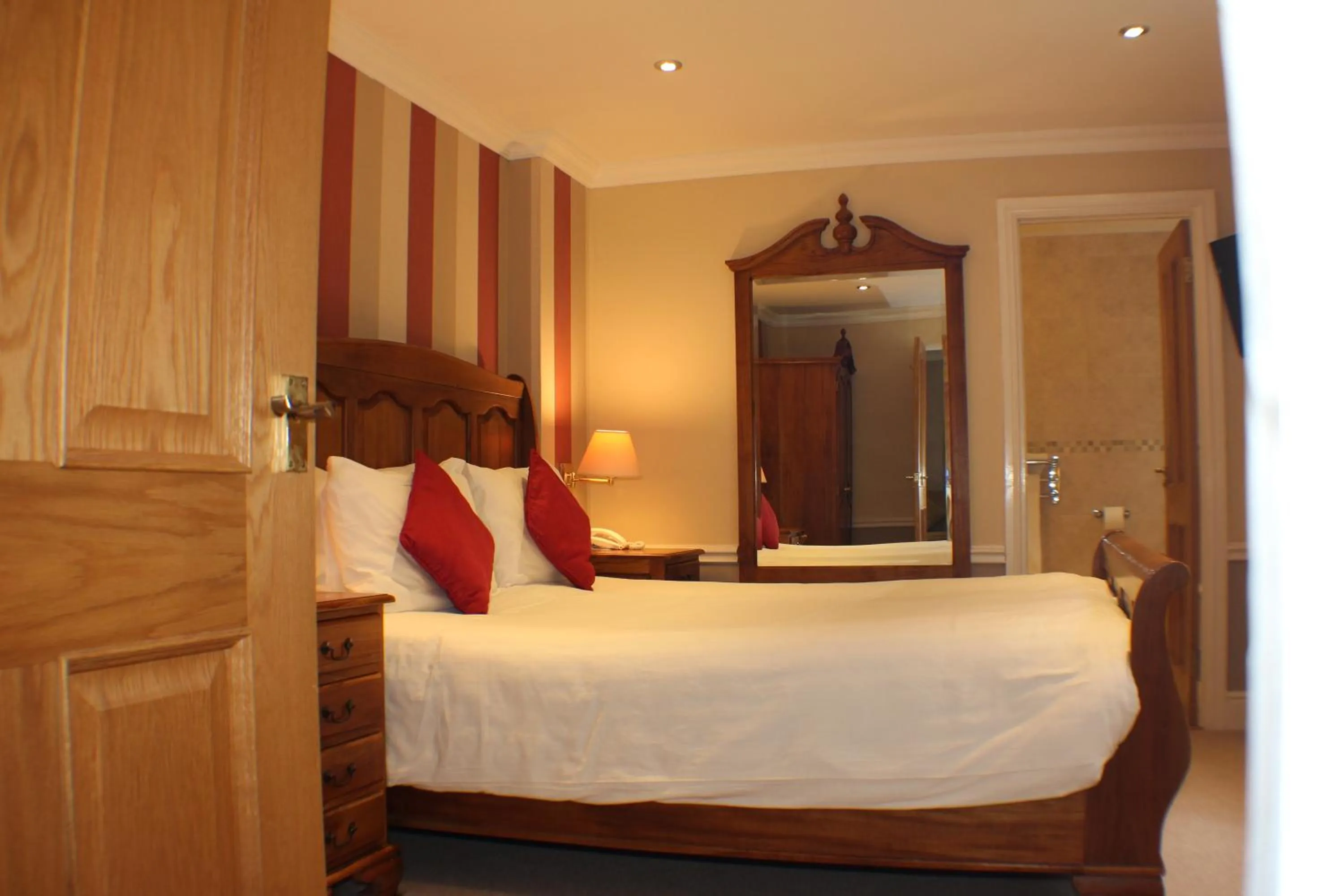 Bedroom, Bed in Rose in Vale Country House Hotel