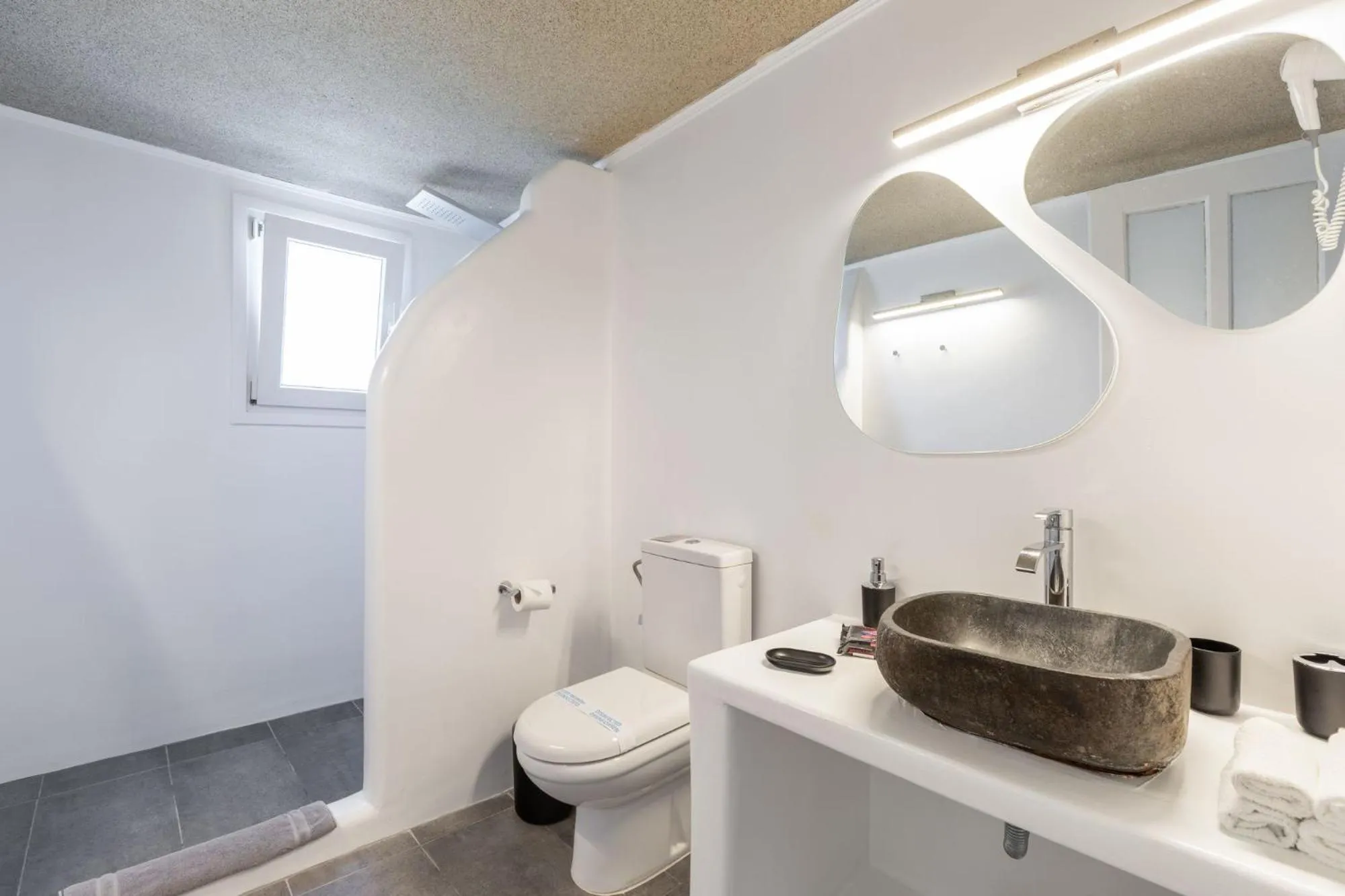 Bathroom in Mykonian Breeze