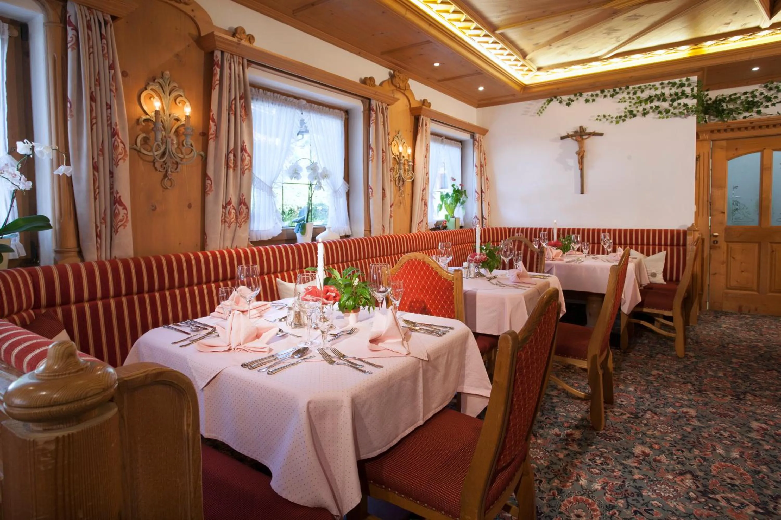 Restaurant/places to eat in Hotel Margit