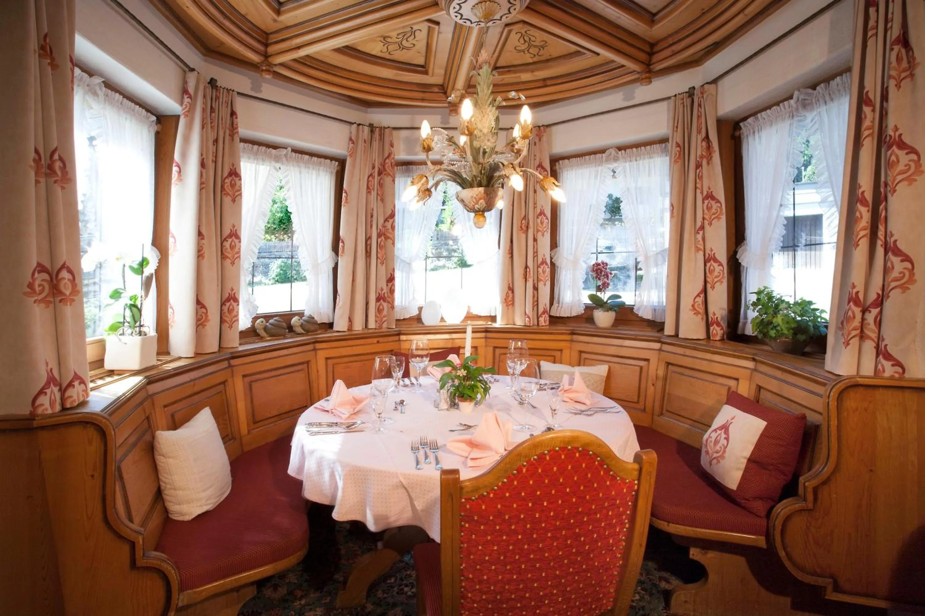 Restaurant/places to eat in Hotel Margit