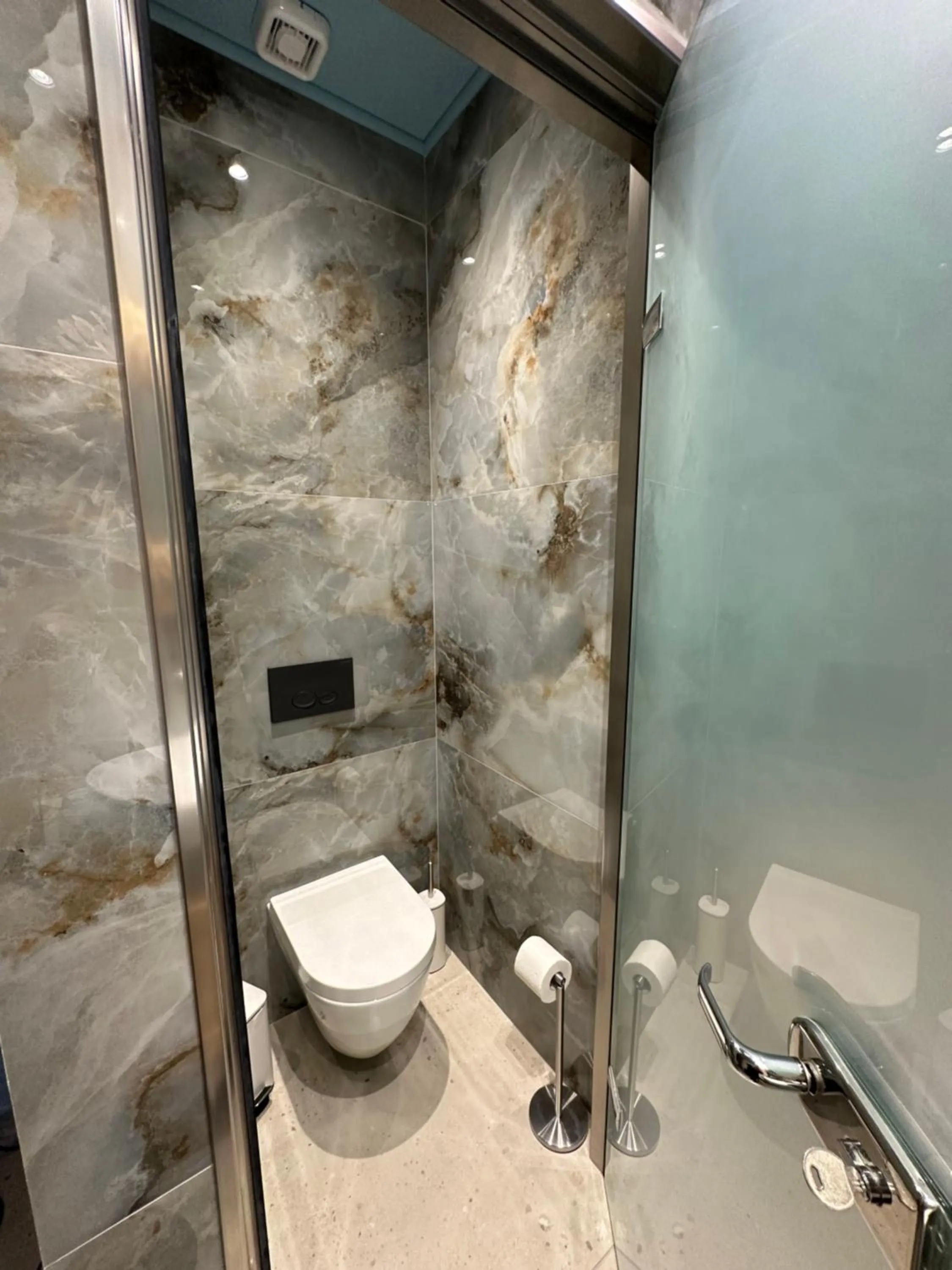 Delfini Beach Hotel & Suites