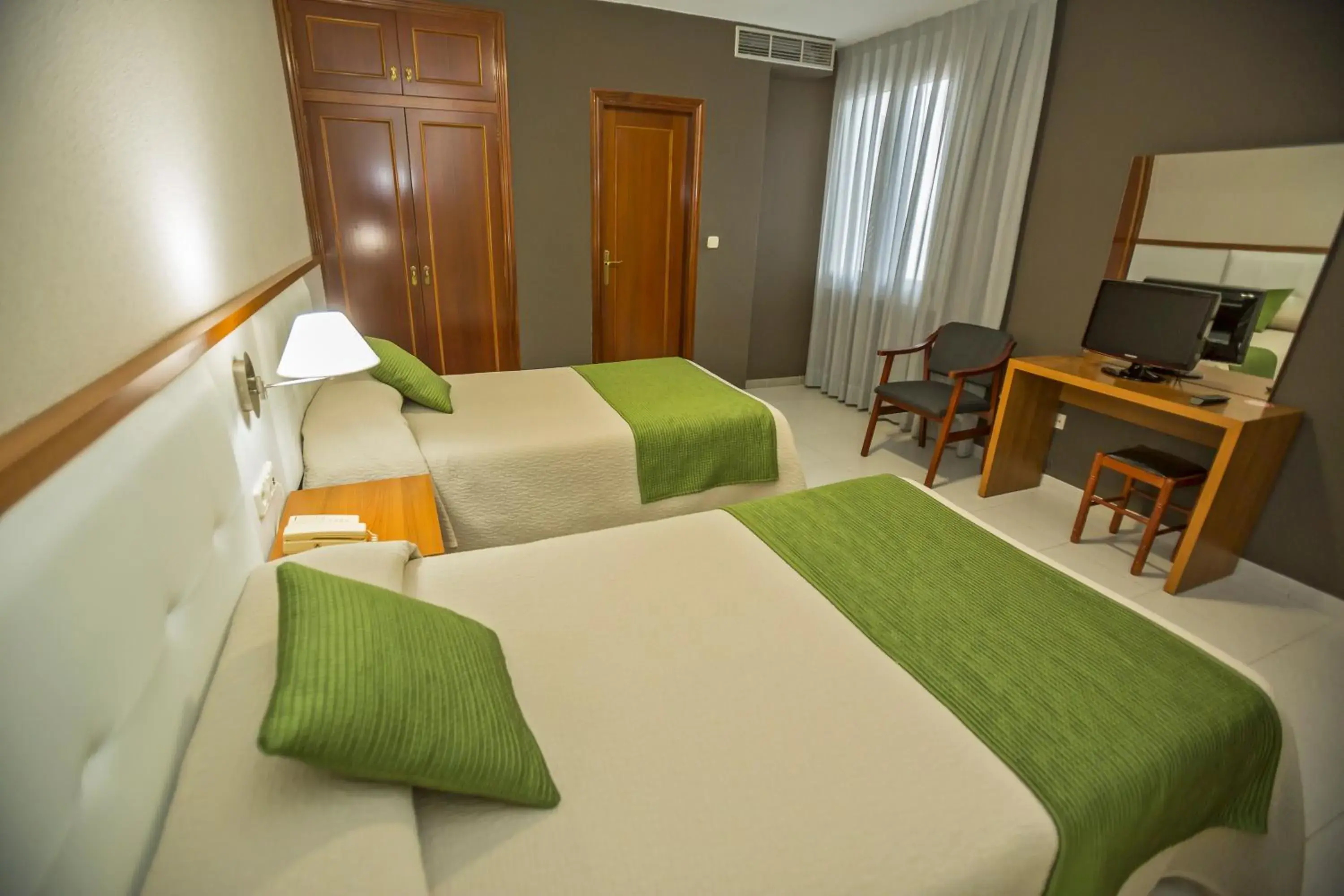 Standard Twin Room in Hotel Teruel Standard Twin Room in Hotel Teruel