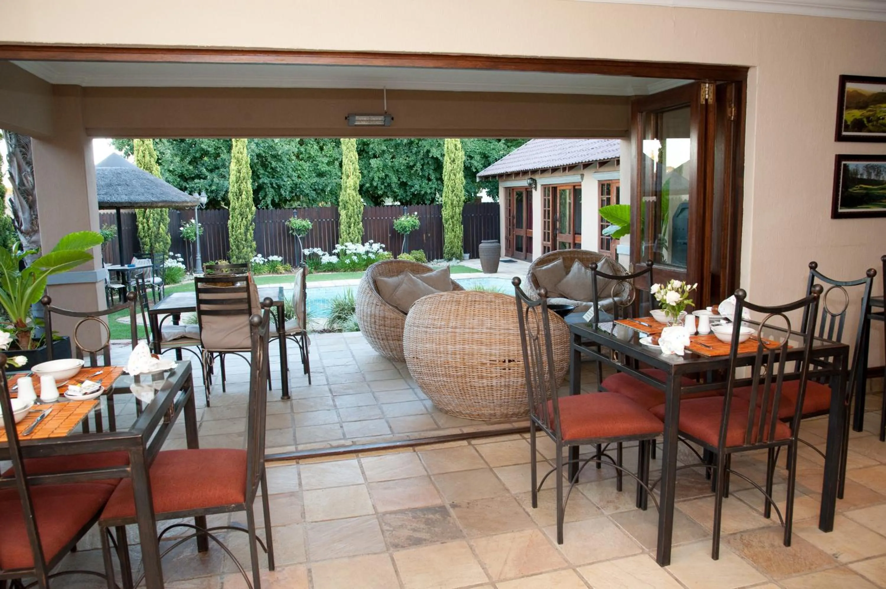 Restaurant/places to eat in Rise and Shine Lodge