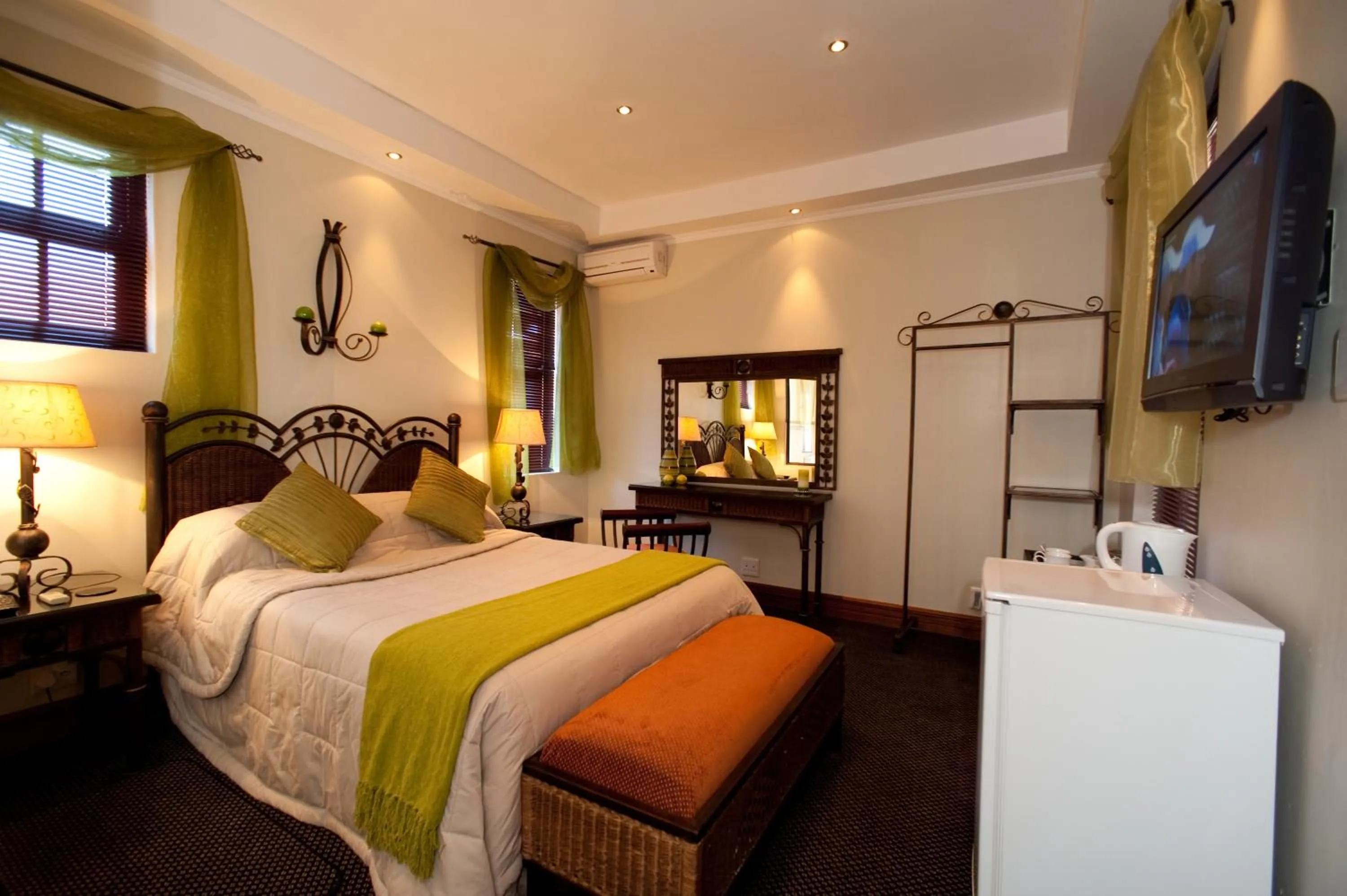 Photo of the whole room, Bed in Rise and Shine Lodge