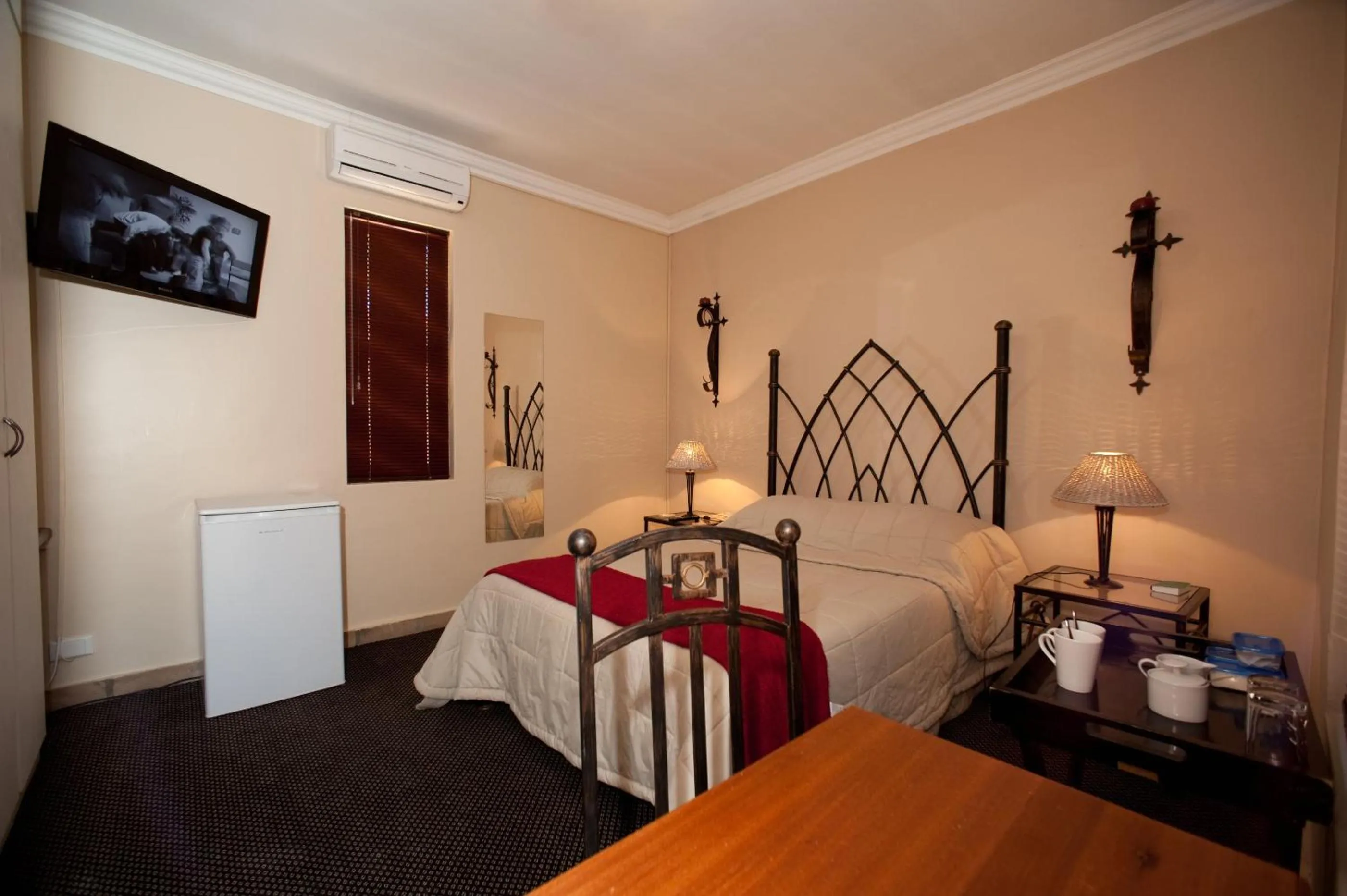 Photo of the whole room, Bed in Rise and Shine Lodge