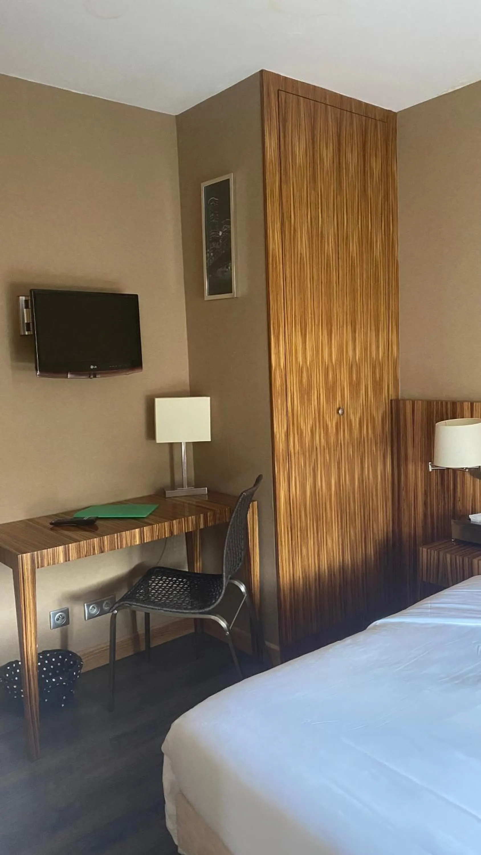 Photo of the whole room, Bed in Blanche de Castille