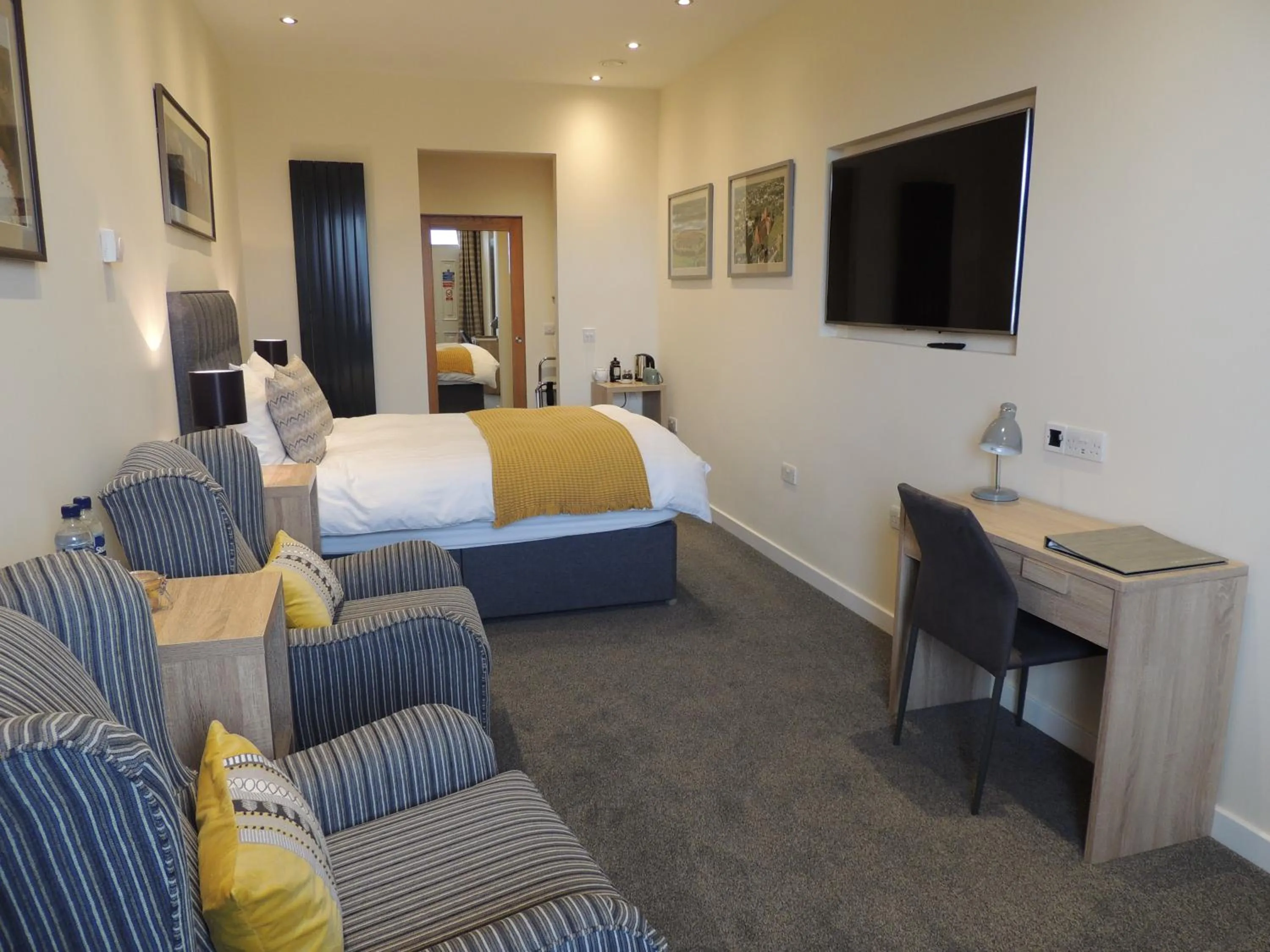 Photo of the whole room, Bed in Heatherlea