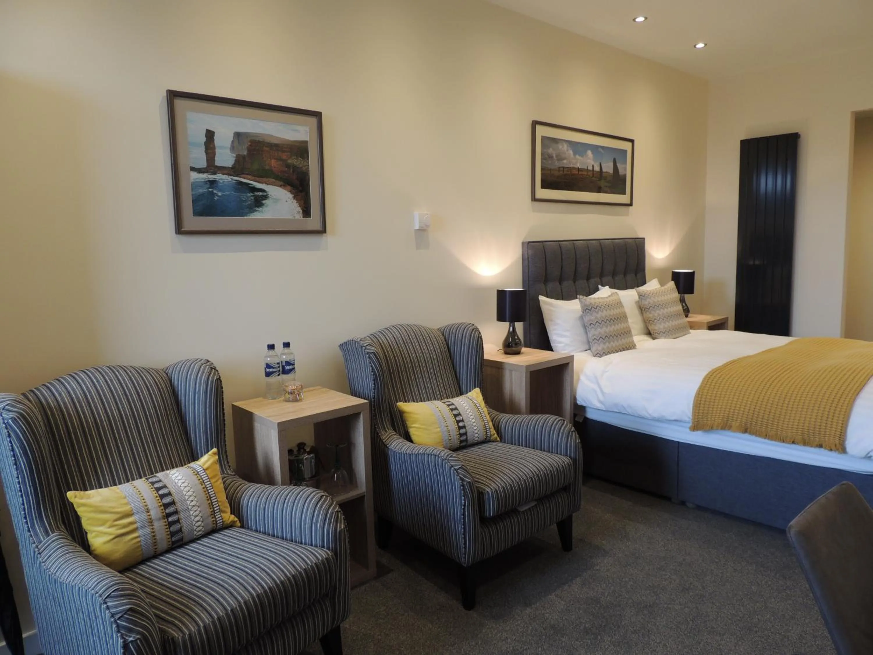 Photo of the whole room, Bed in Heatherlea